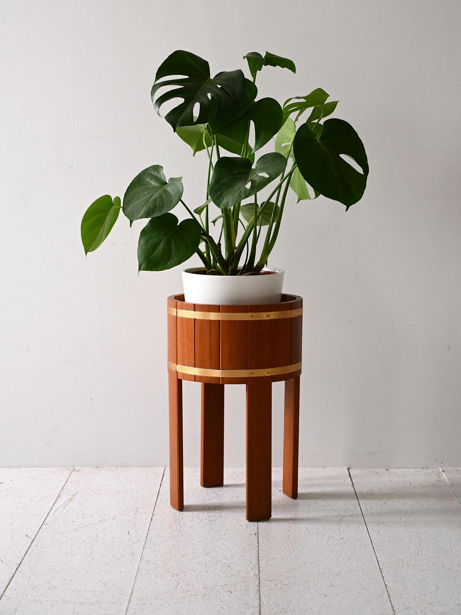 Portafiori anni ’50/’60 in doghe di teak con bande in ottone e rivestimento interno in metallo.

Portafiori rotondo scandinavo vintage anni ’50/’60, realizzato in doghe di teak con doppia fascia decorativa in ottone. Le gambe sono sottili ma solide,