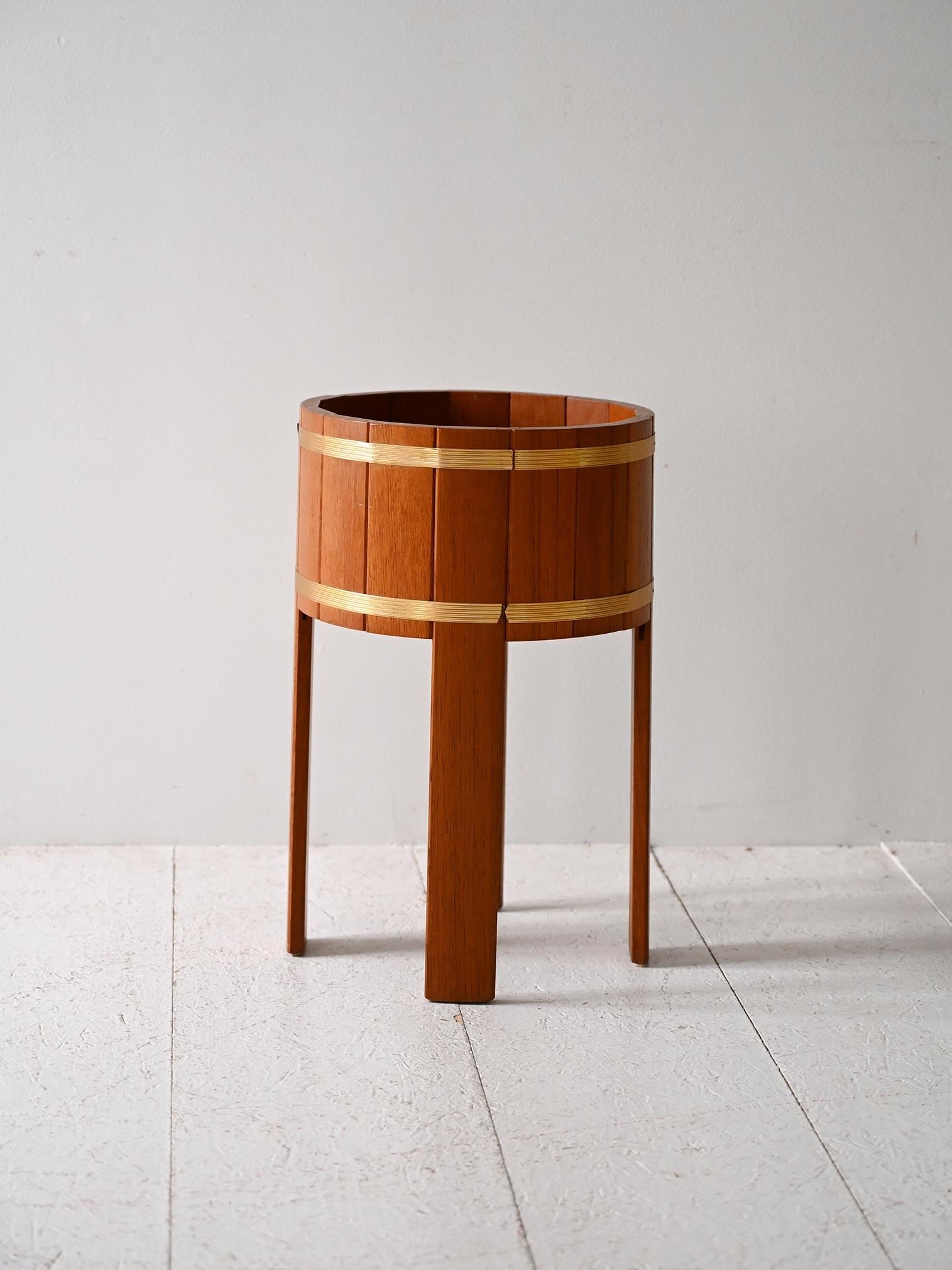 Scandinavian Modern Portafiori scandinavo vintage in teak e ottone For Sale