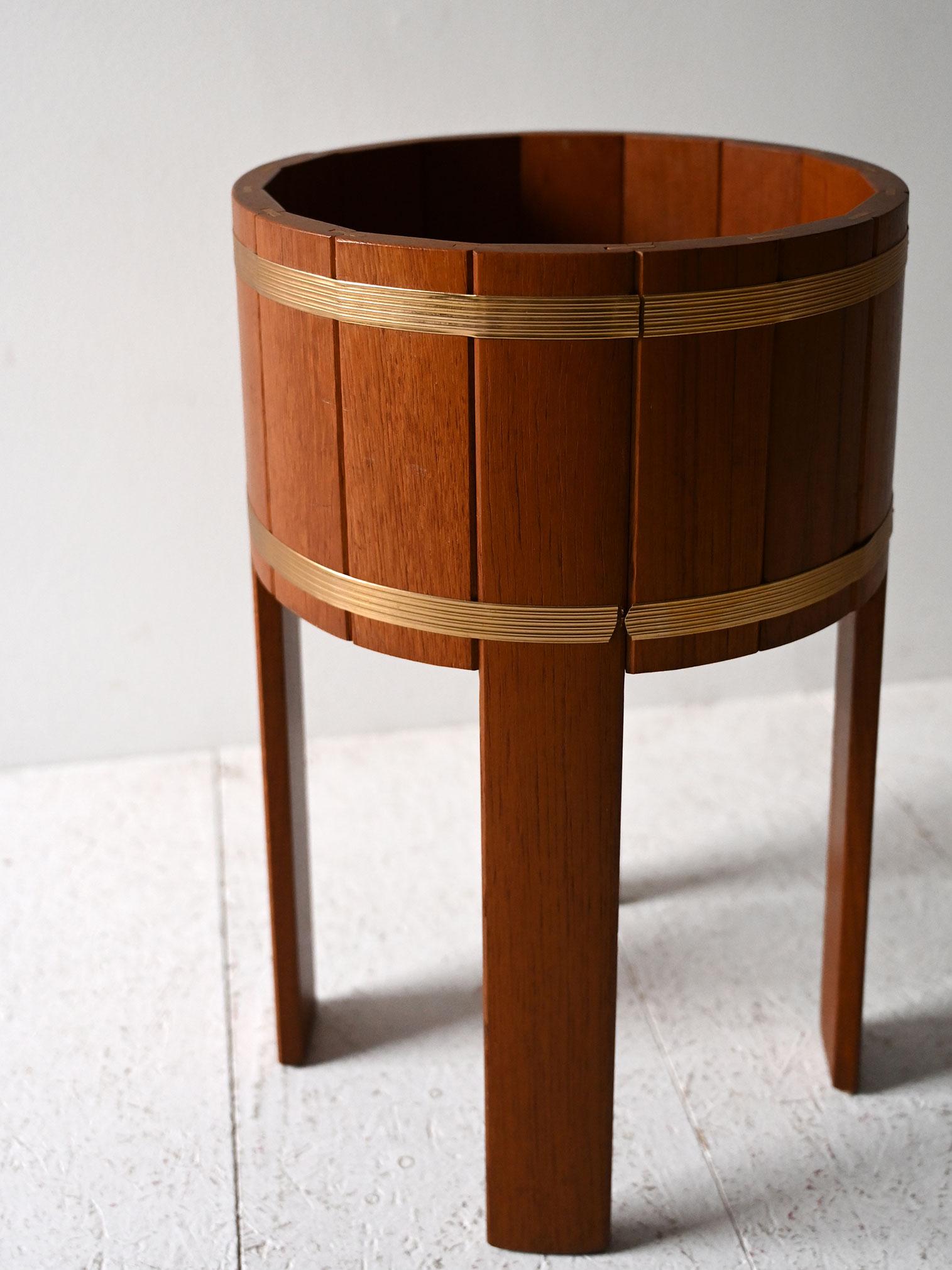 Portafiori scandinavo vintage in teak e ottone In Good Condition For Sale In Brescia, IT