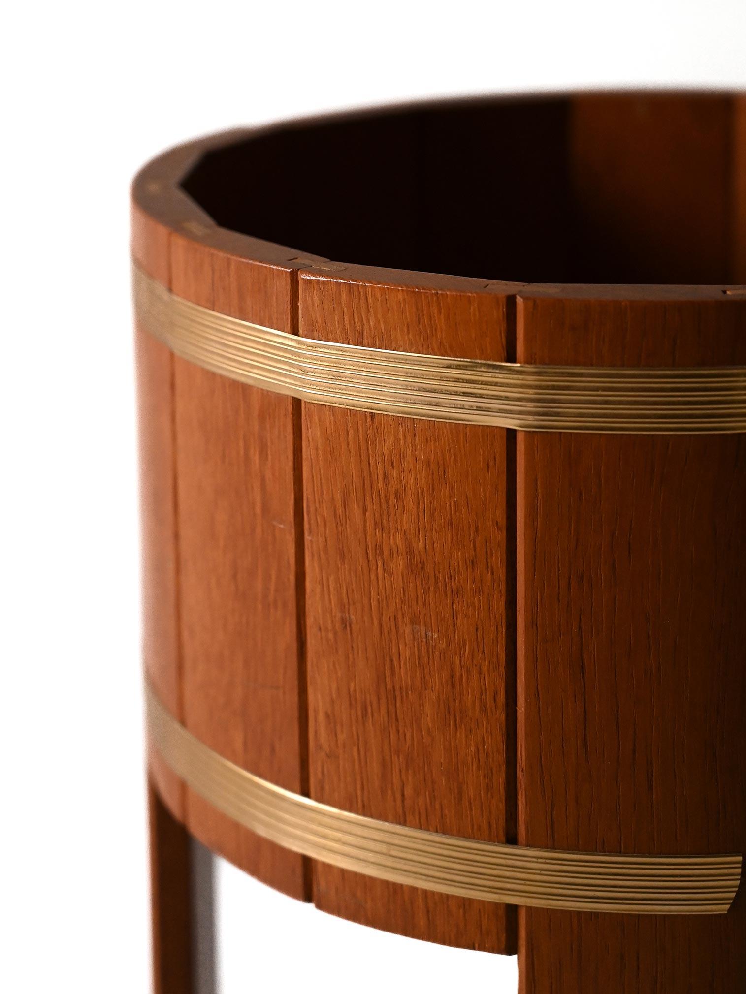 Mid-20th Century Portafiori scandinavo vintage in teak e ottone For Sale