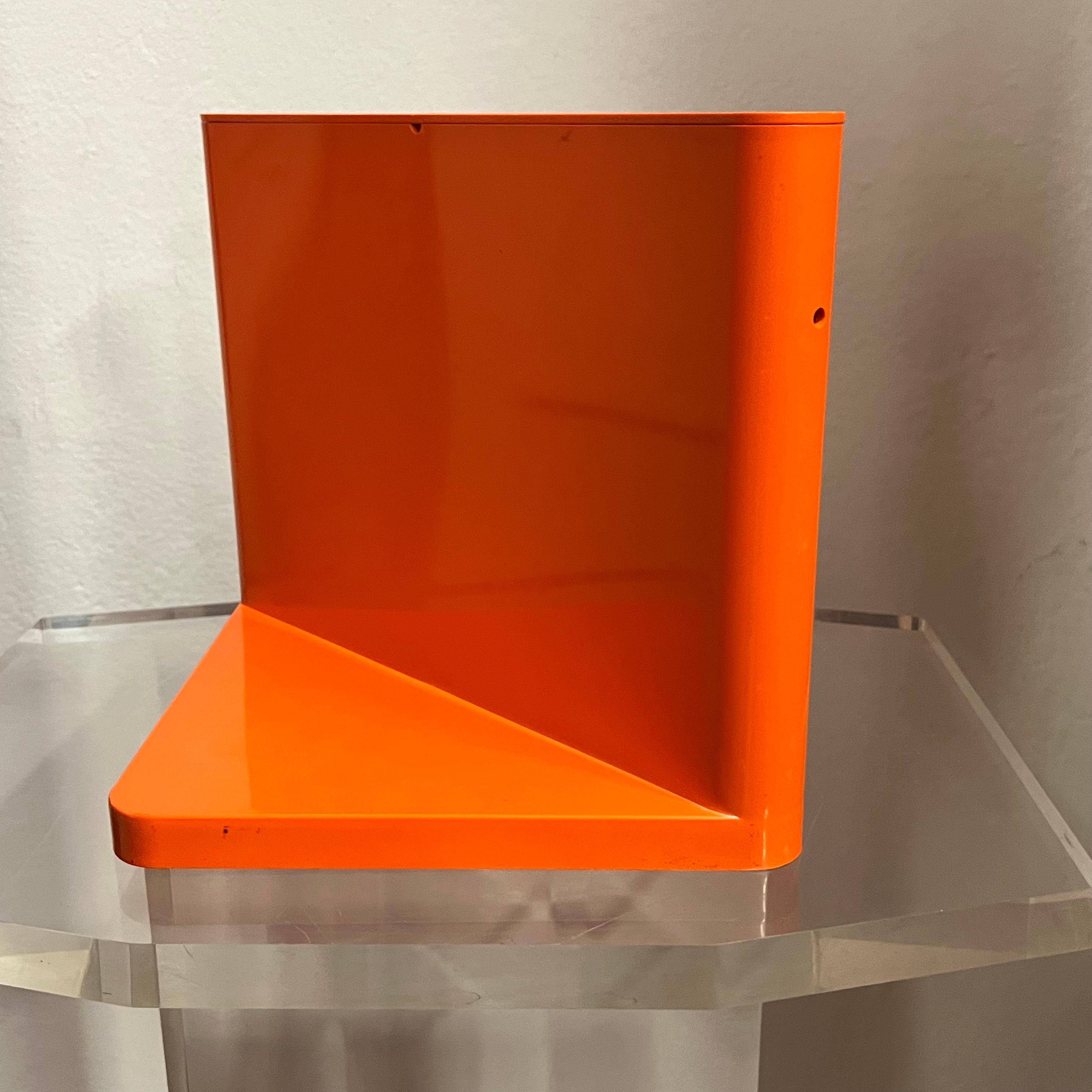 Rare and distinctive plastic vase, designed in the 1970s by Giotto Stoppino and produced by Kartell.
Its shape, which is typical in the designer's work, plans to accommodate 12 flowers in a row, one flower per hole.
The square base is divided into