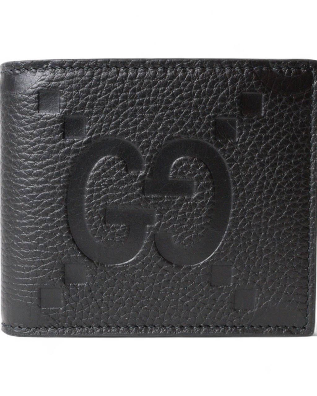 Portafoglio firmato Gucci, realizzato in pelle nero nella fantasia GG Jumbo tono su tono. Internamente rivestito in pelle tono su tono con molteplici tasche per carte e banconote. L’articolo si presenta in condizioni pari al nuovo.

Wallet by Gucci,