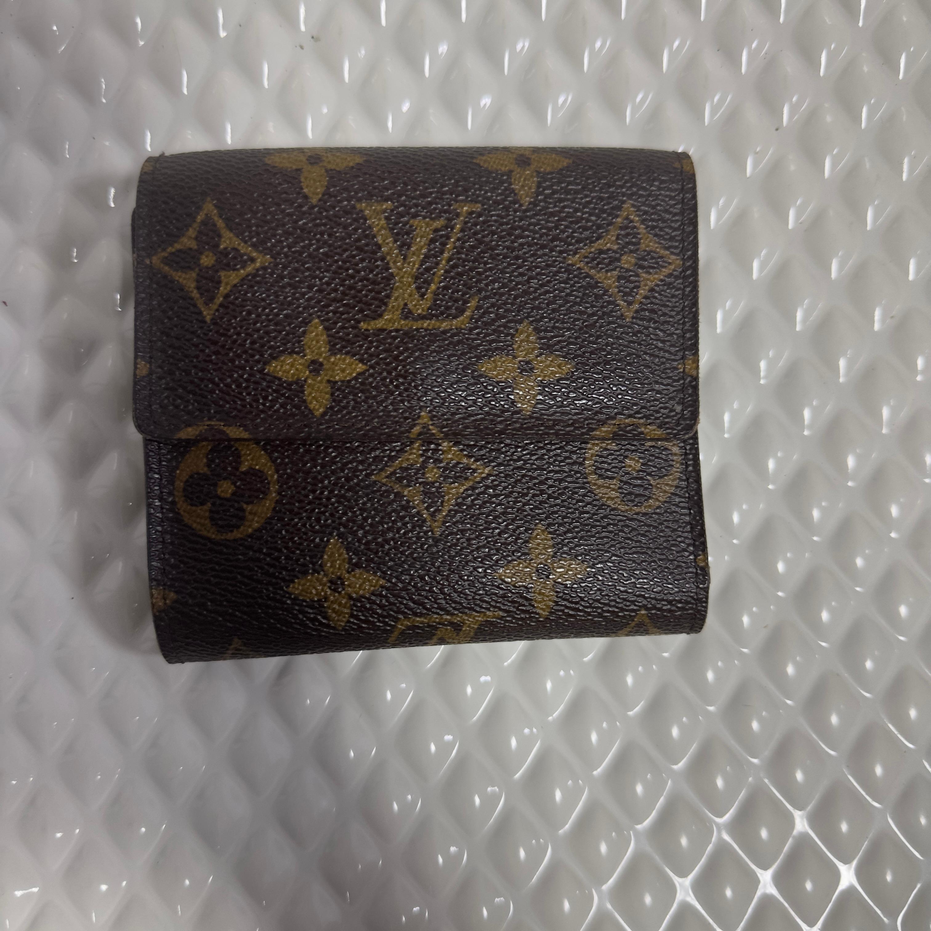 Un accessorio iconico e senza tempo, questo portafoglio Louis Vuitton in tela Monogram risale agli anni 2000 ed è realizzato in Francia. Il design compatto ma funzionale è caratterizzato da chiusura con bottone a pressione dorato, interno in pelle