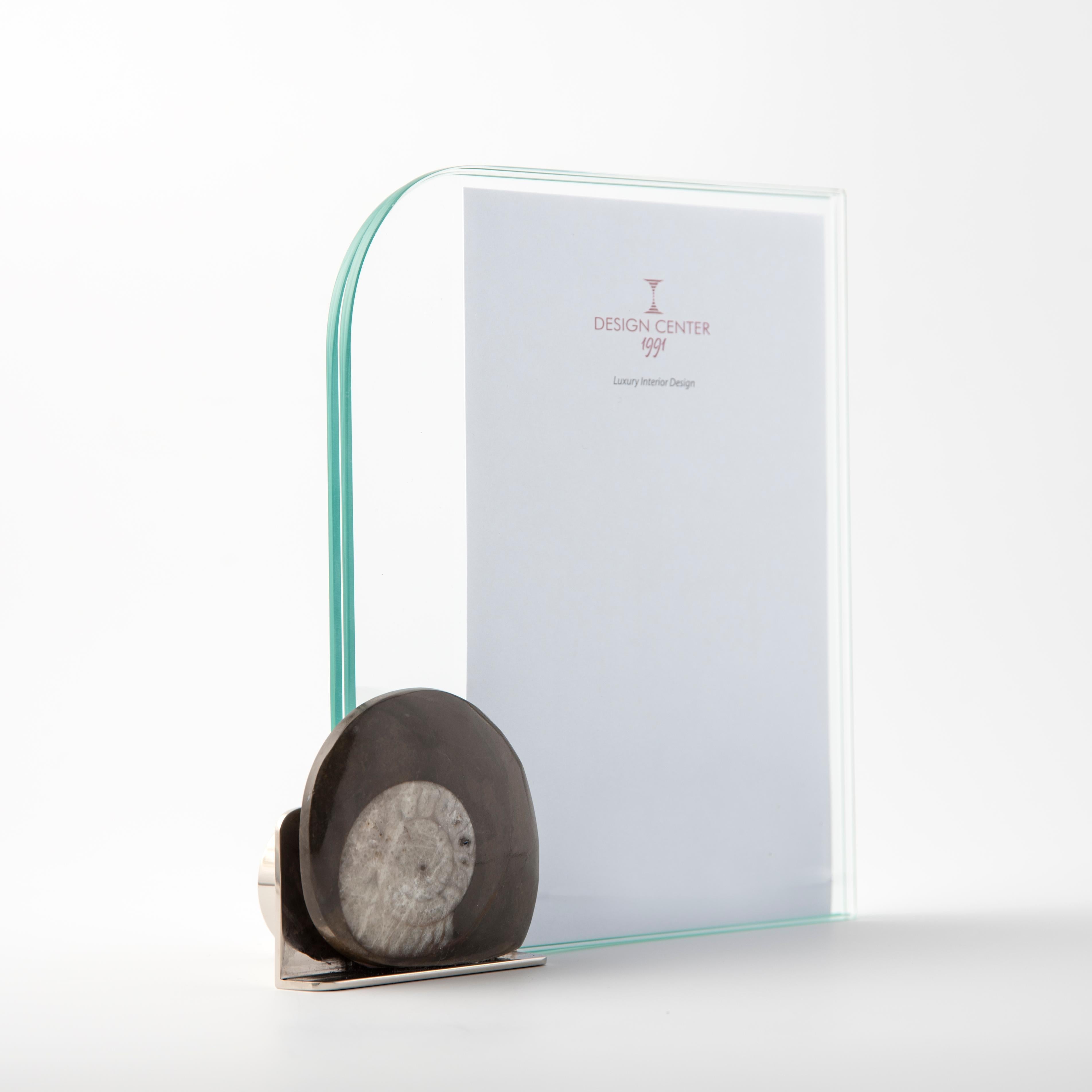 Descubra el exclusivo marco de fotos creado por Nino Basso, diseñador de la colección Fossiline.
Este extraordinario mueble enmarca sus imágenes más preciadas con elegancia y singularidad, encajando perfectamente en ambientes modernos.
El marco de