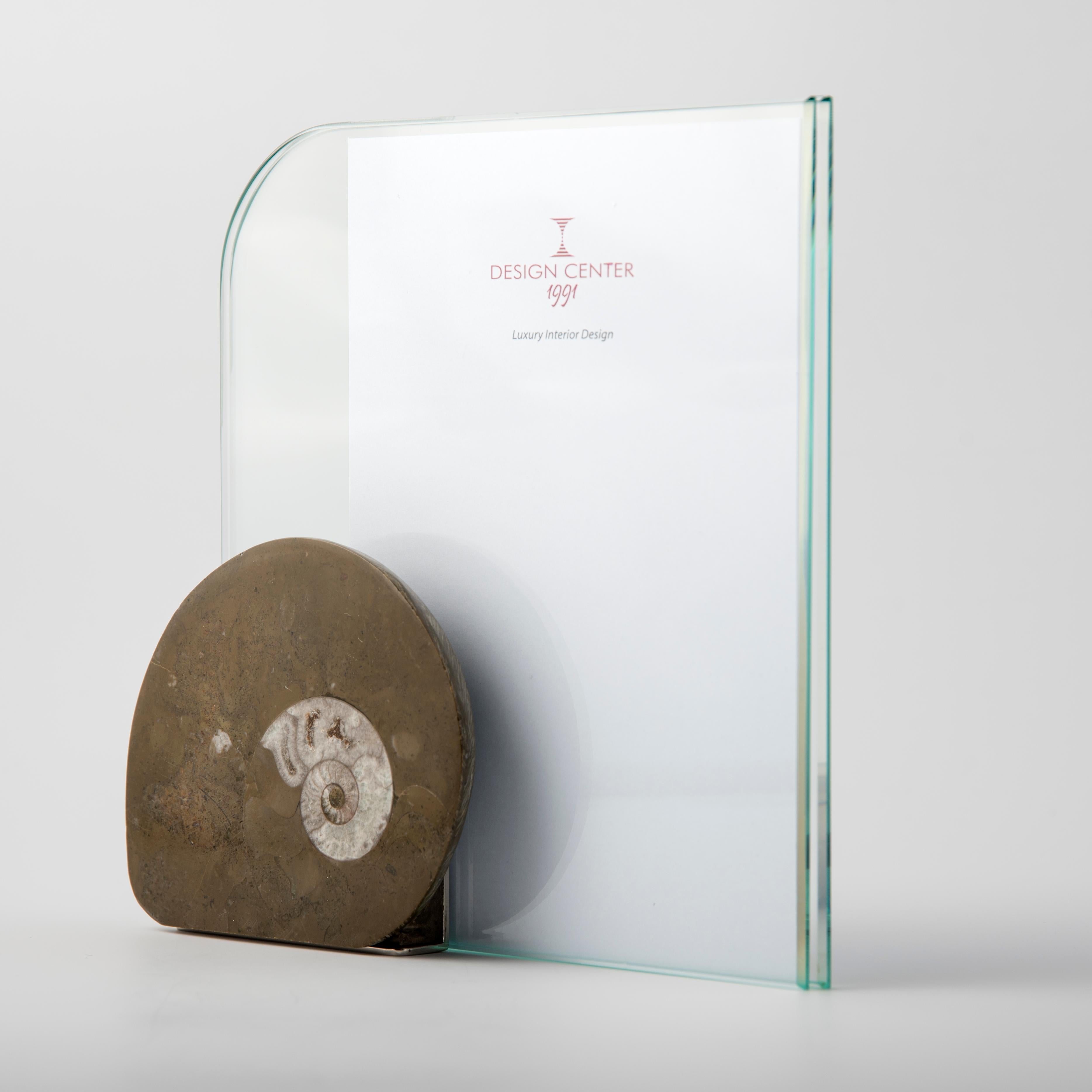 Descubra el llamativo marco de fotos diseñado por Nino Basso, que forma parte de la colección Fossiline. Este excepcional mueble enmarca perfectamente sus imágenes, adaptándose con elegancia a los espacios contemporáneos.
- Diseño único y natural - 