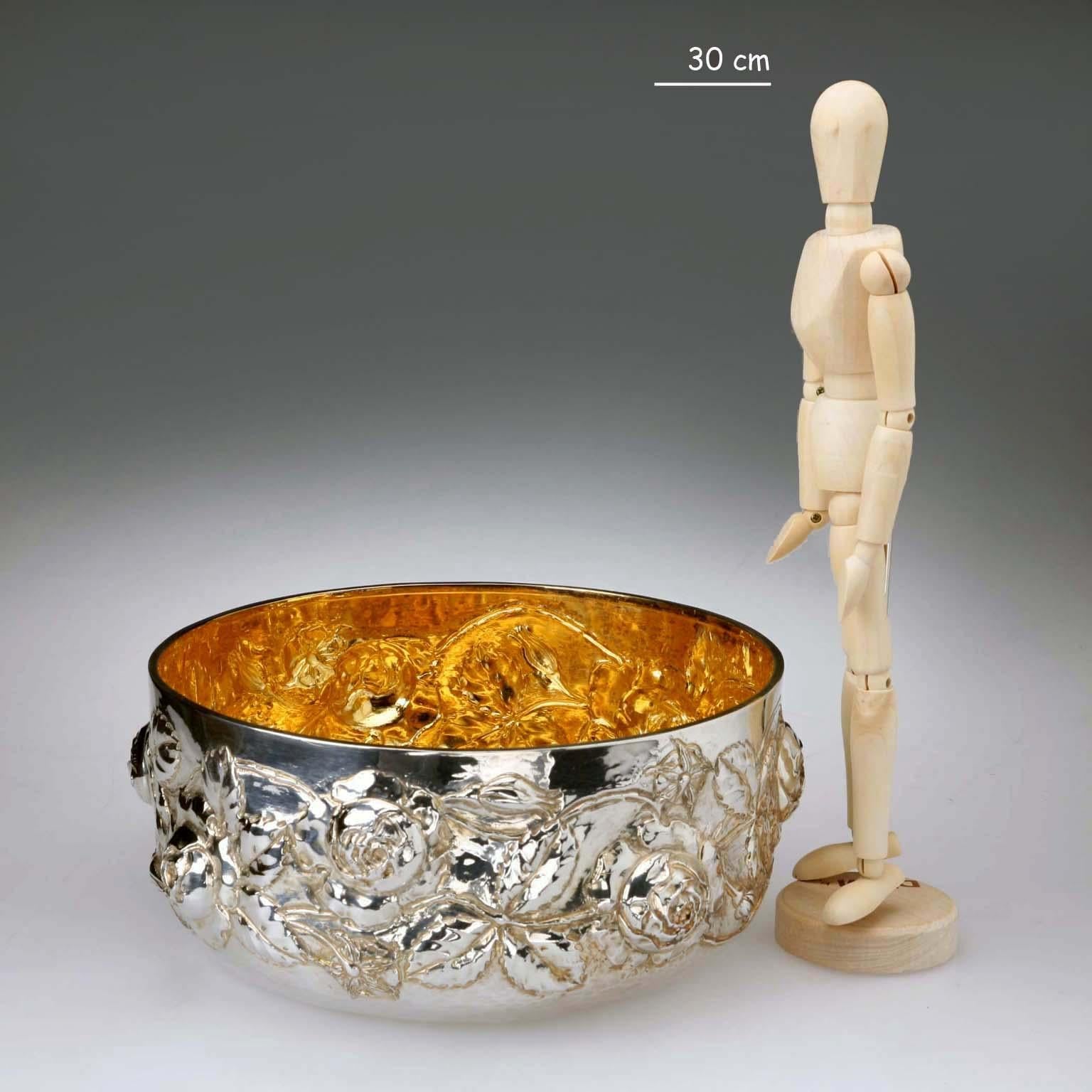 Portafrutta in argento sbalzato con decoro raffigurante tralci di rose. Interno in Vermeil. Marchi dell'argento e dell'argentiere incussi sul bordo esterno. Grammi 814.