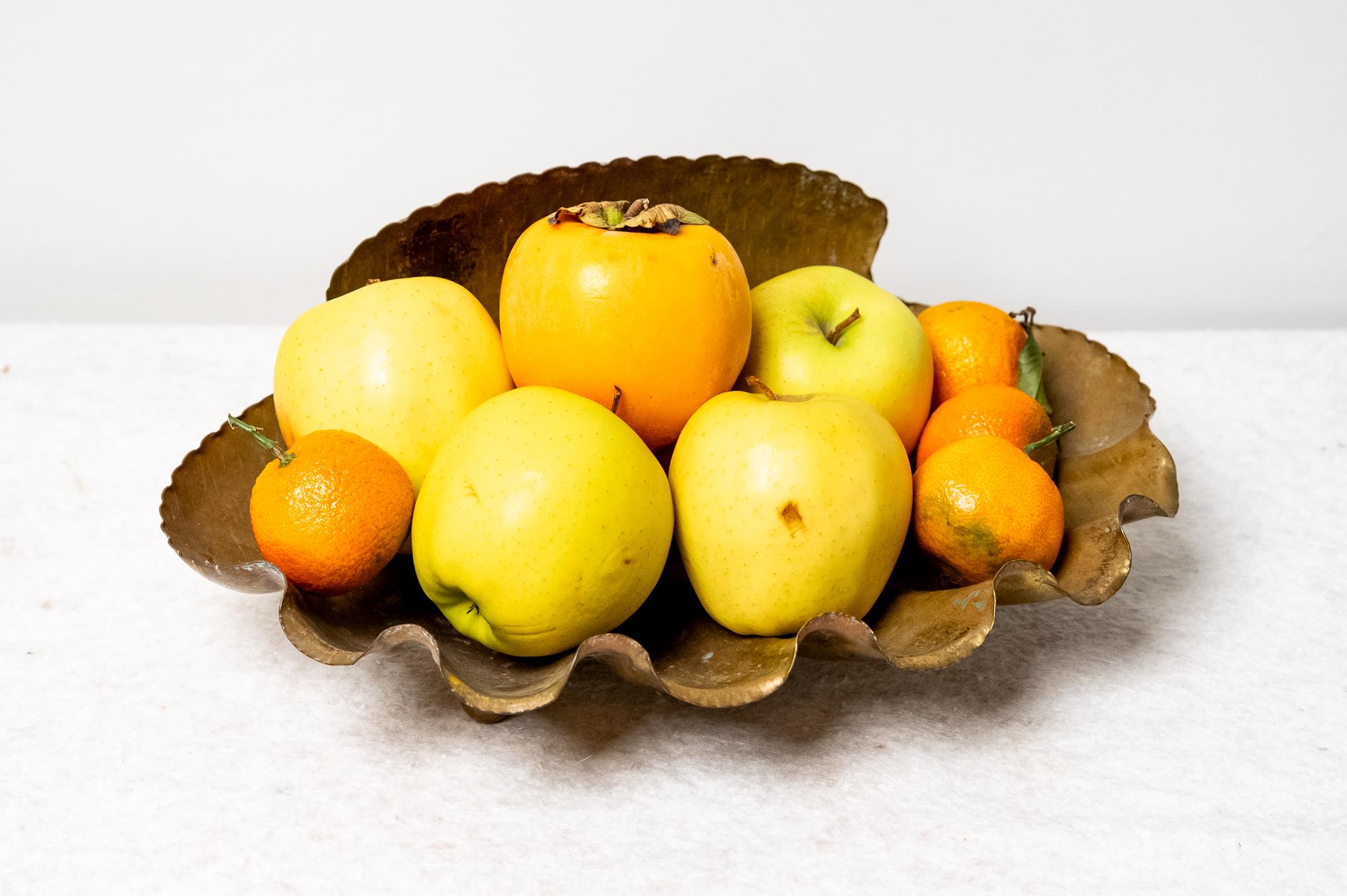 Porte-fruits en laiton, fabriqué en Italie, années 1940. 
Élégant porte-fruits en laiton en forme de coquillage. Il peut également être utilisé comme vide-poche ou comme centre de table.  Il conserve la patine de l'époque. 
Le prix de l'expédition