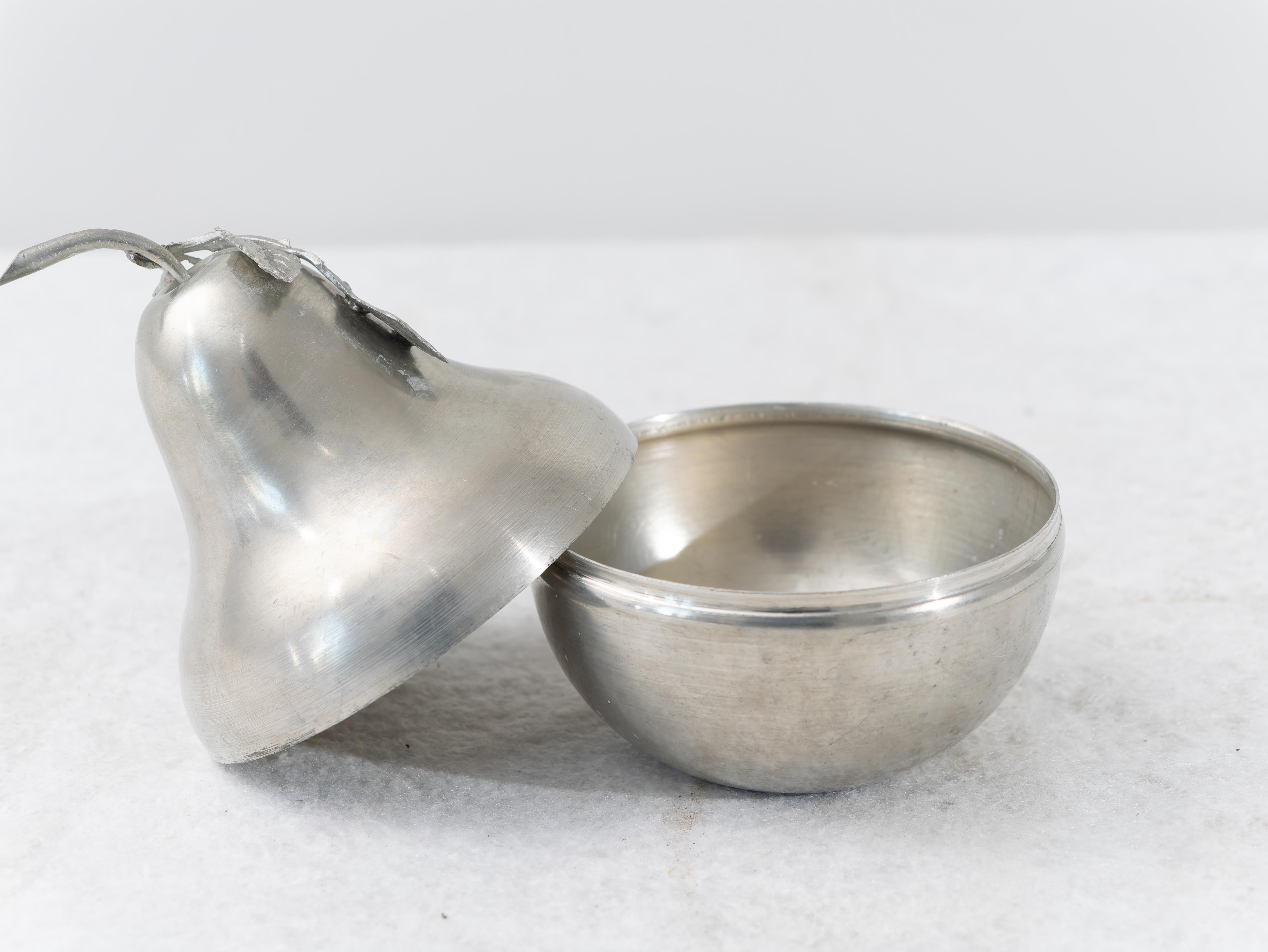 Hielera en forma de pera en acero plateado, Made in Italy, años 70. 
Bonita nevera de acero plateado en forma de pera de los años 70. Tiene la marca 3009 en la parte inferior. En la parte superior, en el tallo de la 
