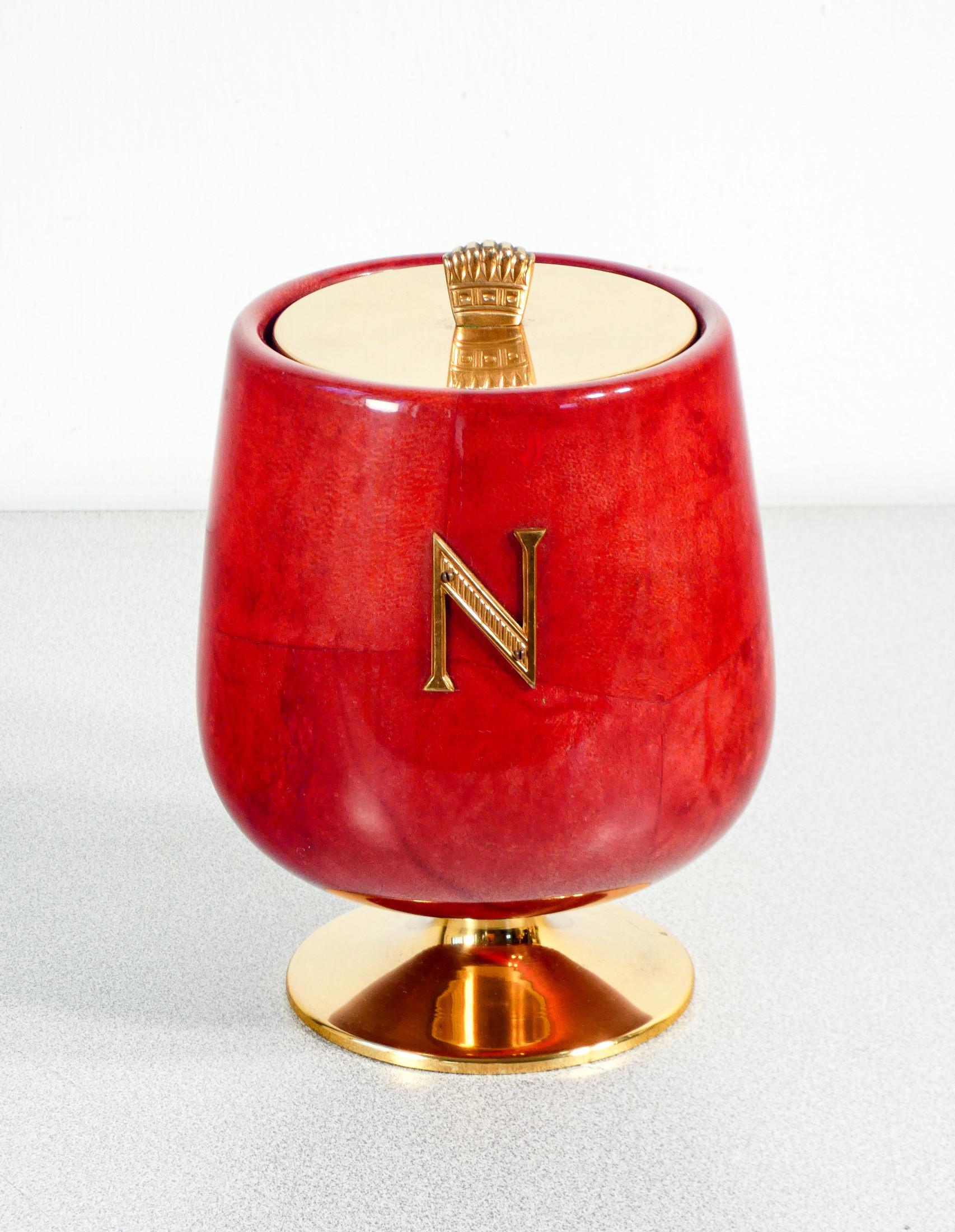 Bandeja de hielo, diseño
Aldo TURA
para Cognac NAPOLEON.
Pergamino y latón.

ORIGEN
Italia

PERÍODO
1960s

DISEÑADOR
Aldo TURA
(1909-1963)

MARK
Producción de macabó

MODELO
Hielera

MATERIALES
Pergamino y latón

DIMENSIONES
Altura: 19 cm
Ø 14