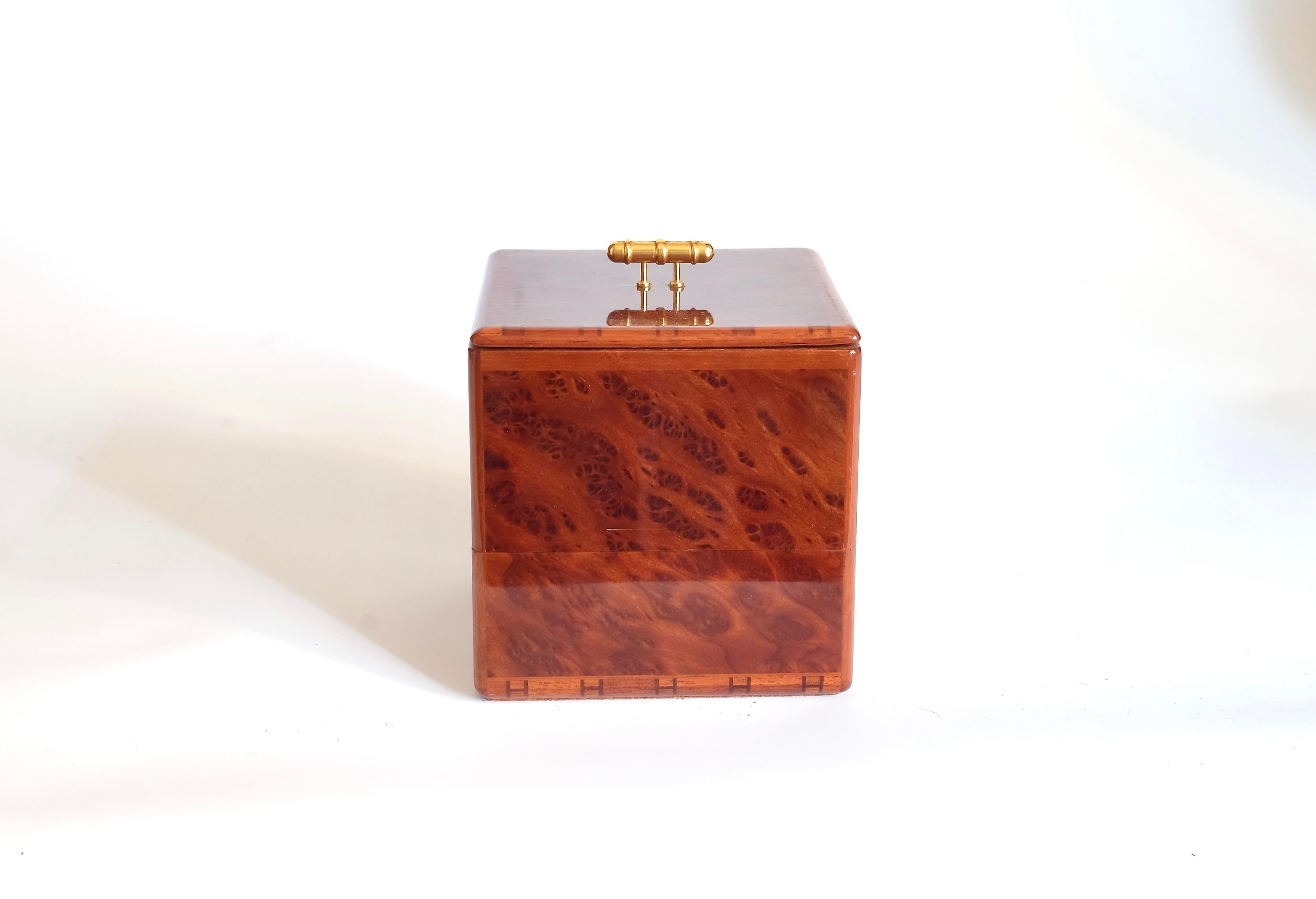 Hermès Vintage Selection by Corrado Luxury - Raro e prezioso portagioie in splendida radica con intarsi e finiture in pelle e bronzo dorato. Composizione di due pezzi piu il coperchio si tratta di un oggetto non piu in produzione. Visibili alcuni