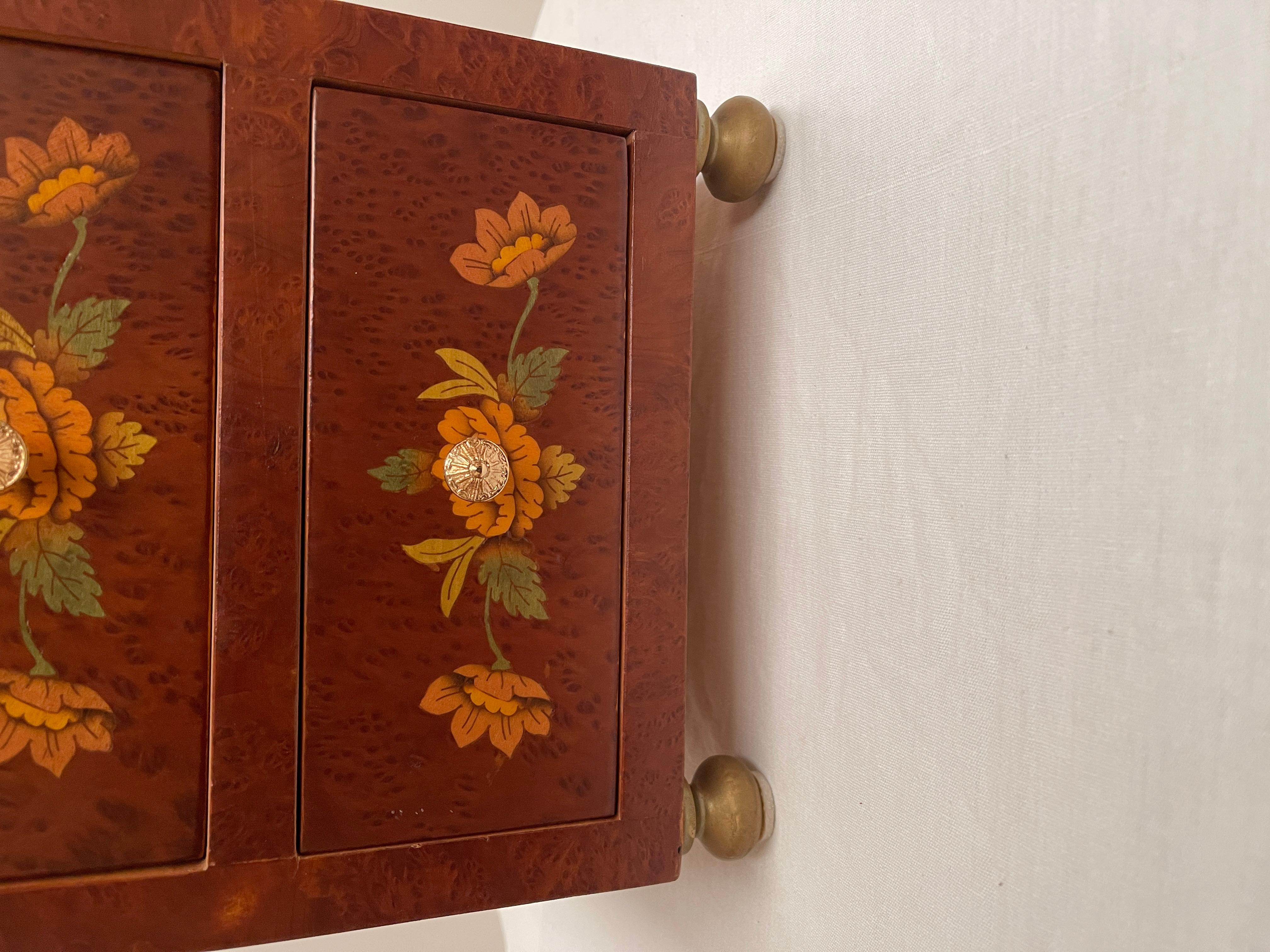 Carved wooden jewelry box stylus classic Italian 1990s In Good Condition For Sale In Cantù, IT