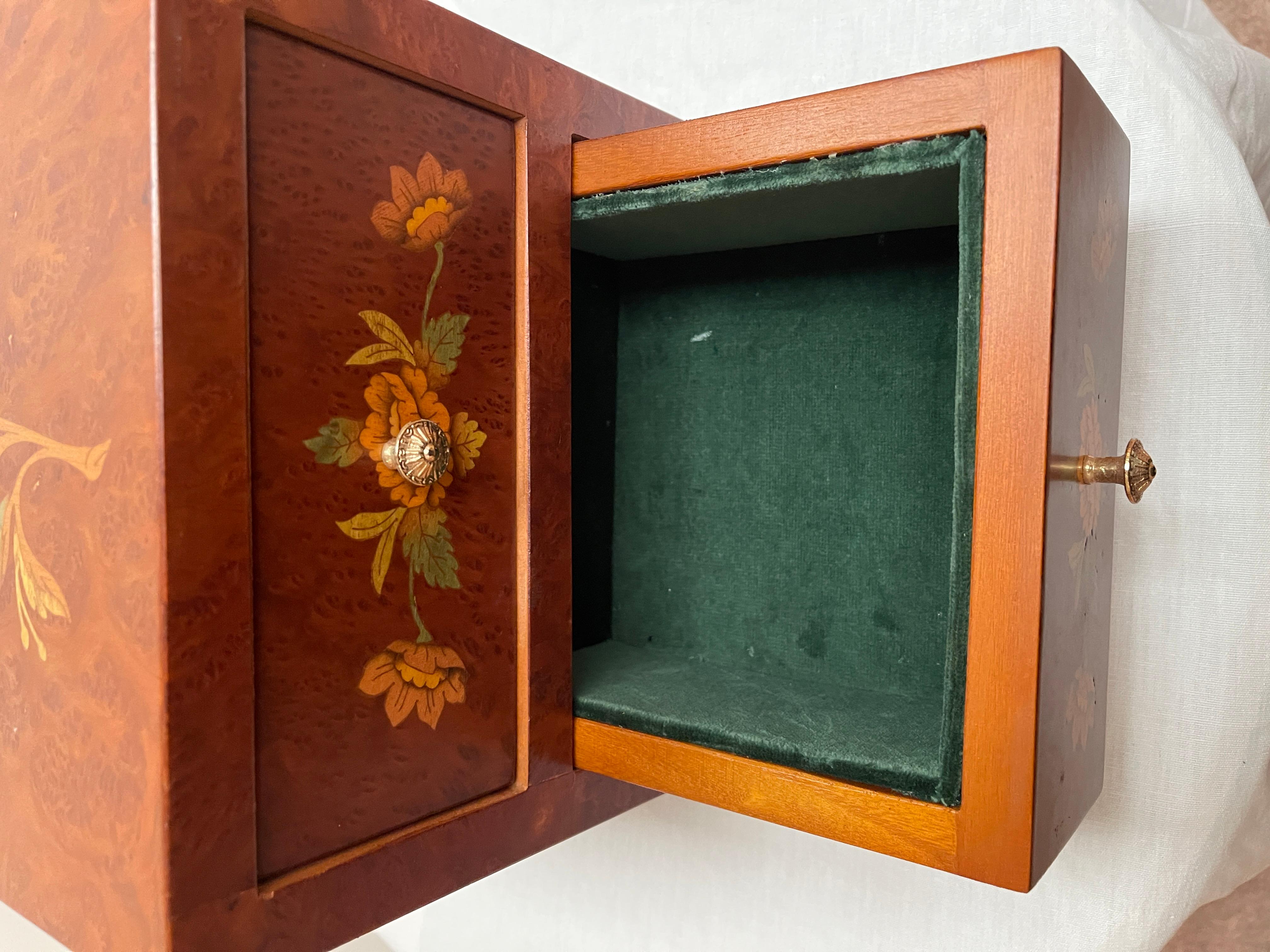 20th Century Carved wooden jewelry box stylus classic Italian 1990s For Sale