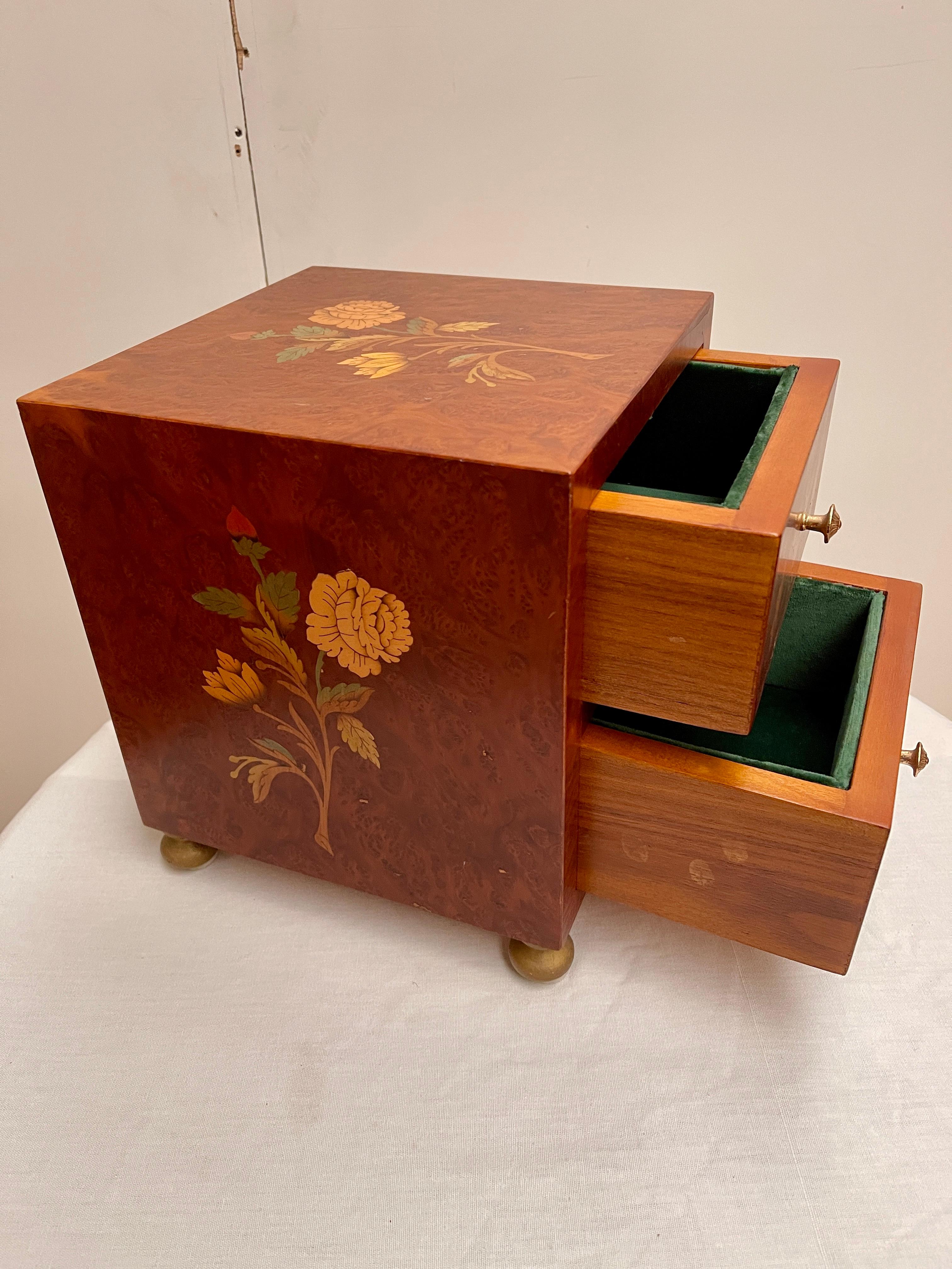 Carved wooden jewelry box stylus classic Italian 1990s For Sale 4