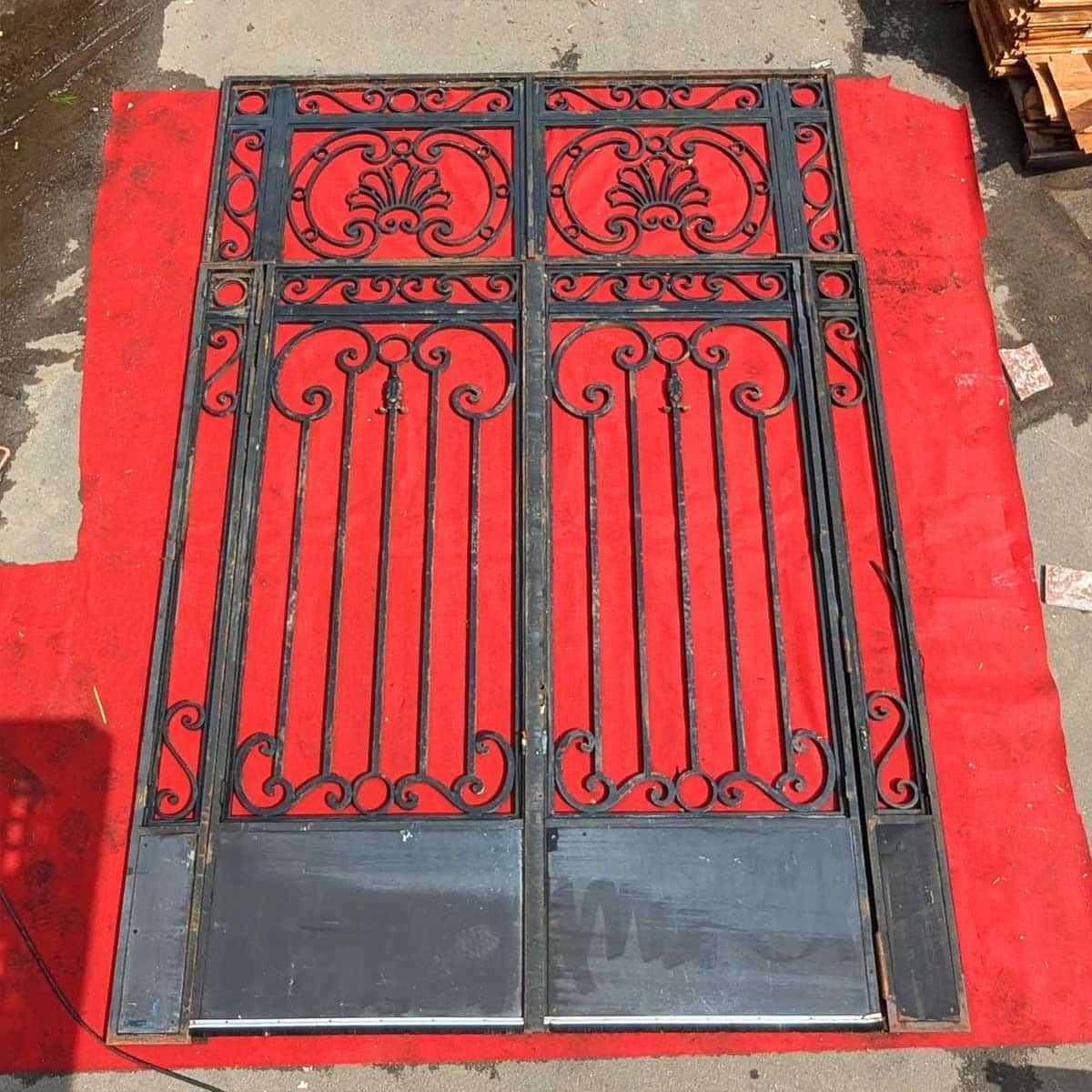 Wrought Iron Gate – Elegance and Authenticity
Discover this superb wrought iron gate, a true masterpiece of ironwork that combines strength and finesse in its decorative details. With its elegantly curved motifs and central fan-shaped ornament, this
