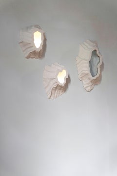 Sculpture murale Portal 02 réfléchissante de Simon Johns