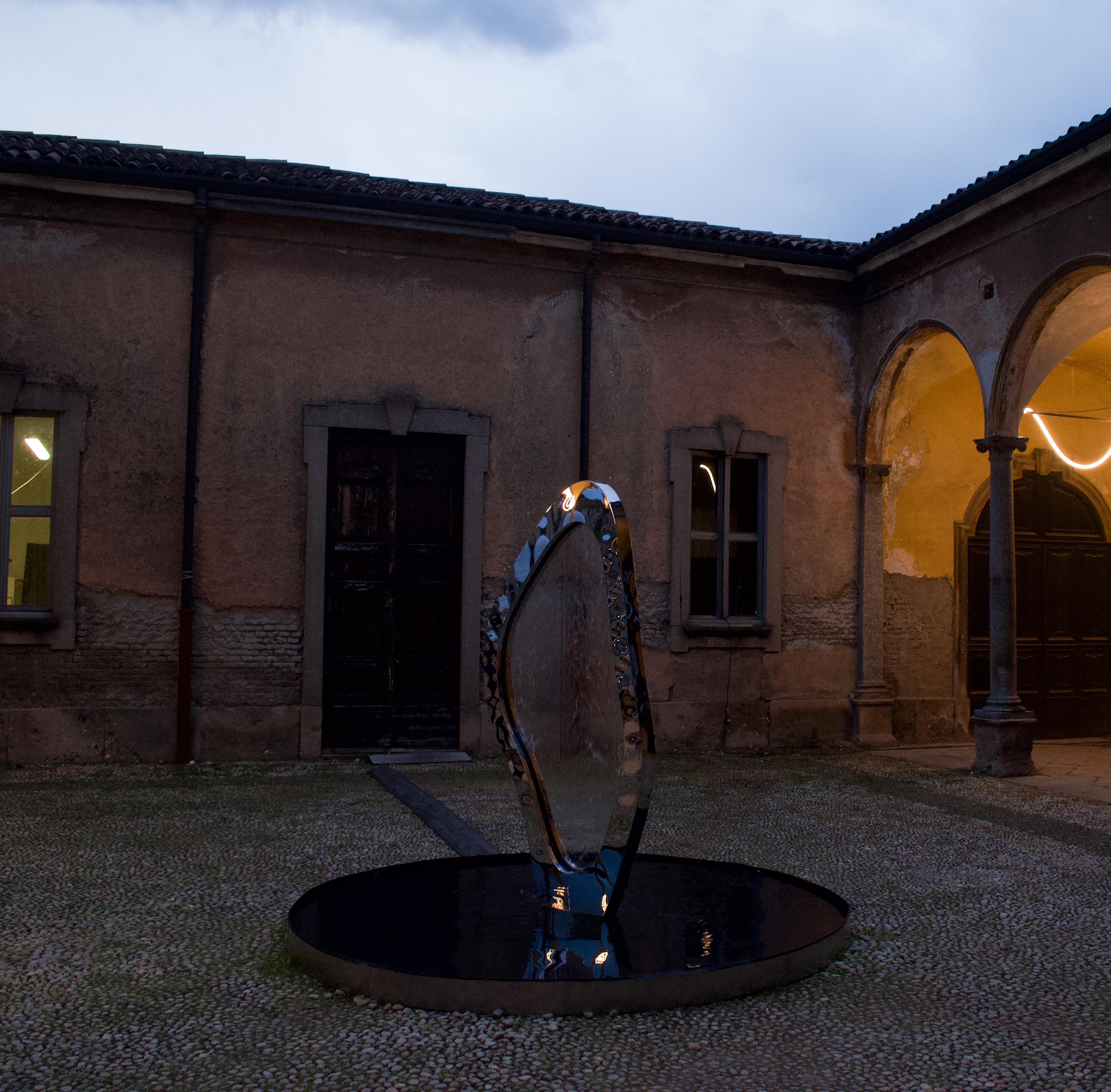 Portales di Pepe Valenti
Dimensioni: D 110 x H 240 cm.
Materiali: Acciaio inox cromato, acrilico.

Una porta verso un'altra dimensione ti invita a fare un viaggio per ammirare la bellezza, per allontanarti dalla nostra realtà, per diventare