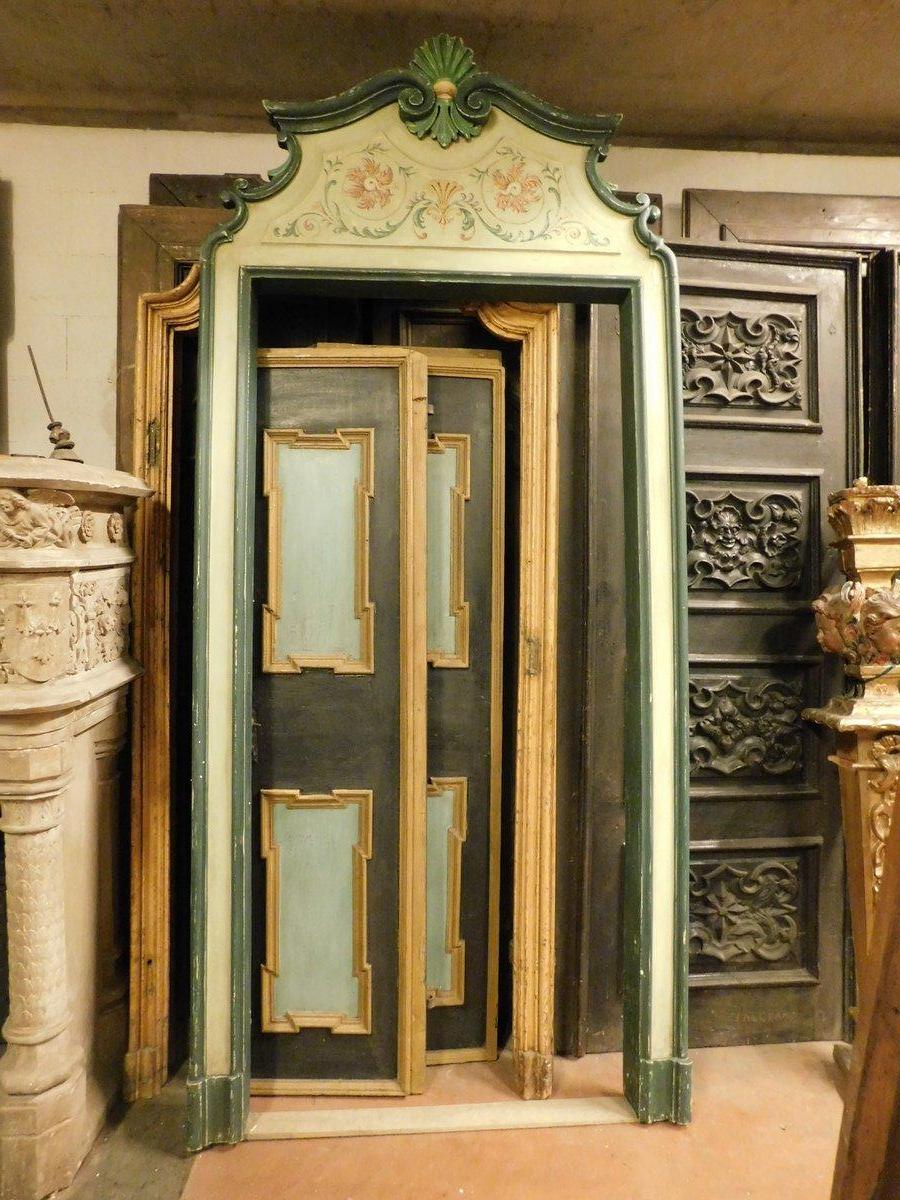 Antiker Portalrahmen aus massivem Pappelholz, reichhaltig lackiert und mit Blumen- und Blattmalereien versehen. Er hat eine gewellte Form und eine geschnitzte Muschel im oberen gewölbten Teil.
Original aus dem 18. Jahrhundert, mit Ursprung in