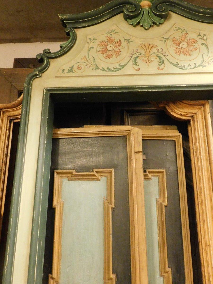 Portal-Rahmen aus lackiertem Holz mit Blumen- und Blattbildern, Italien (18. Jahrhundert und früher) im Angebot