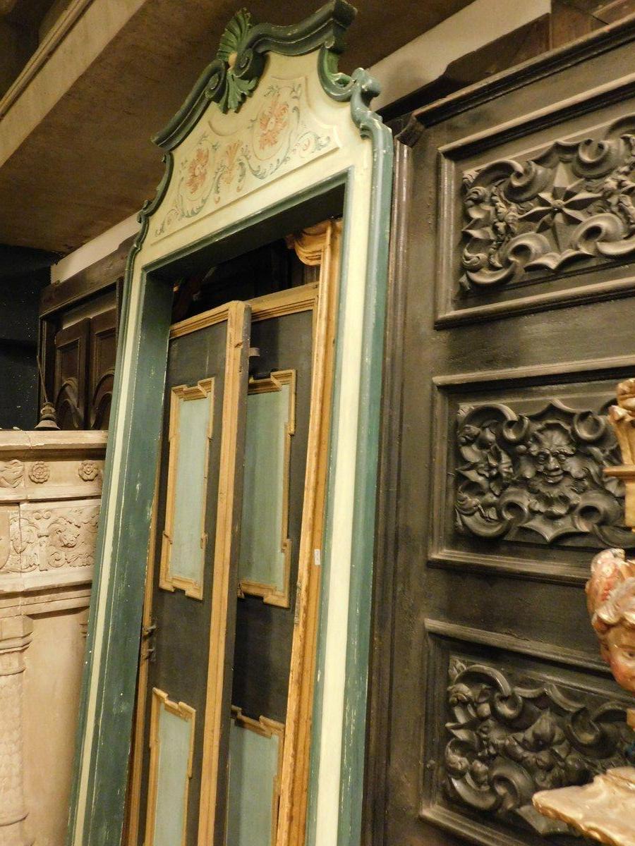 Portal-Rahmen aus lackiertem Holz mit Blumen- und Blattbildern, Italien (Pappelholz) im Angebot