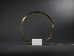 Lampada da tavolo Circle in marmo bianco naturale e ottone di Christopher Boots