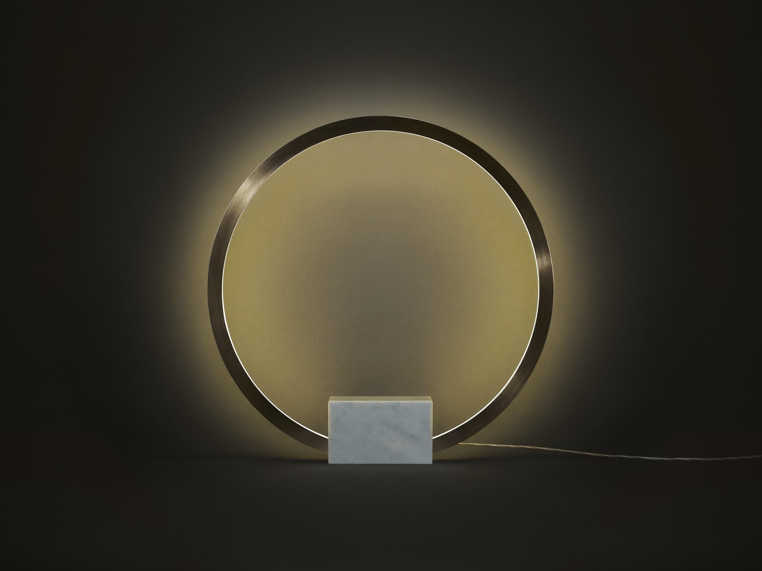 Lámpara de mesa Circle de mármol blanco natural y latón de Christopher Boots Posmoderno en venta