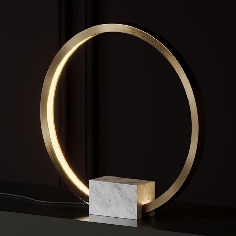 Lámpara de mesa Circle de mármol blanco natural y latón de Christopher Boots Australiano en venta