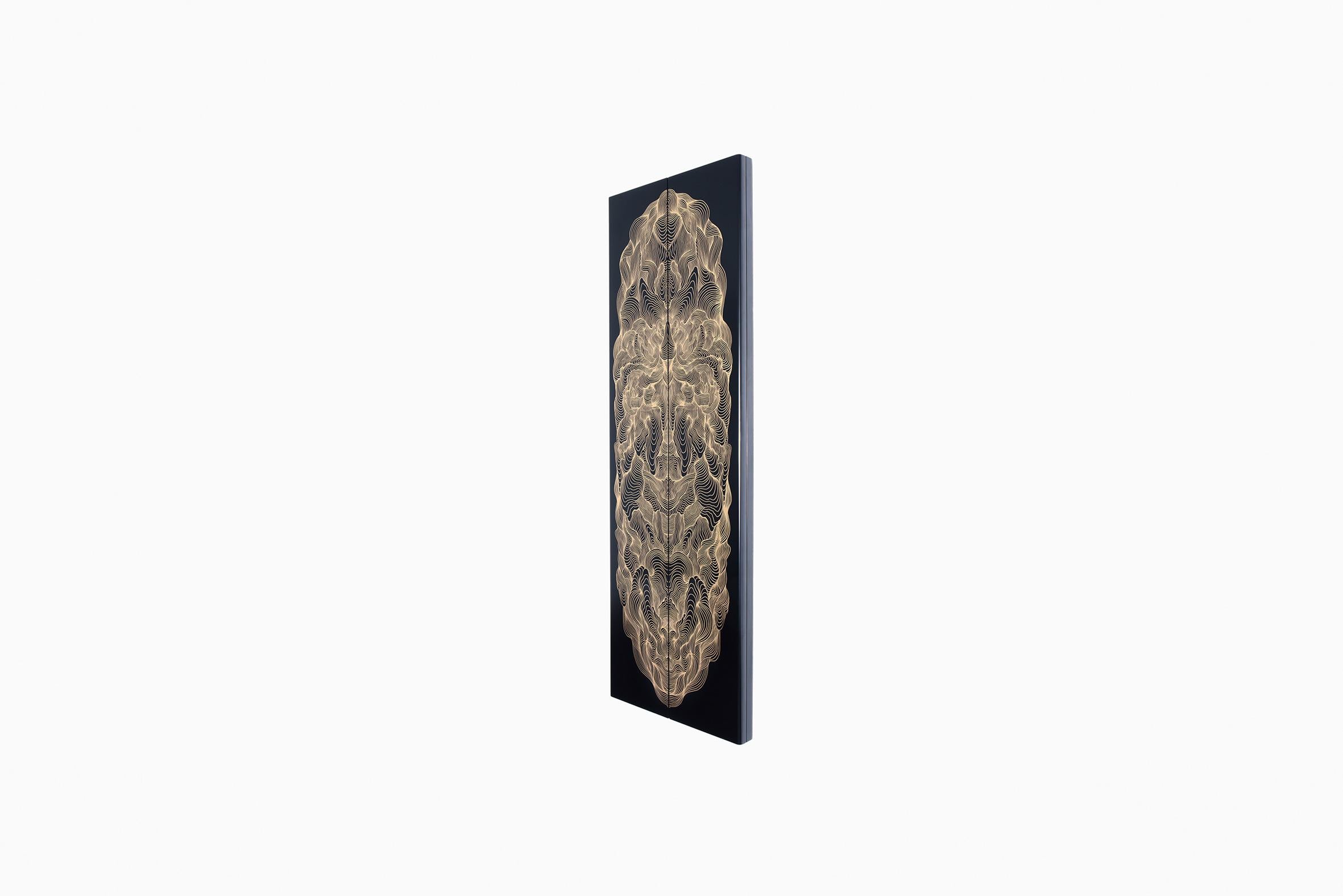 The idea was to commission Joan Tarragó to illustrate the doors of a triptych mirror. The Chinoiserie then came to mind. Chinese lacquer and its filigree drawings with golden motifs, which he transformed into his own language. The essence of