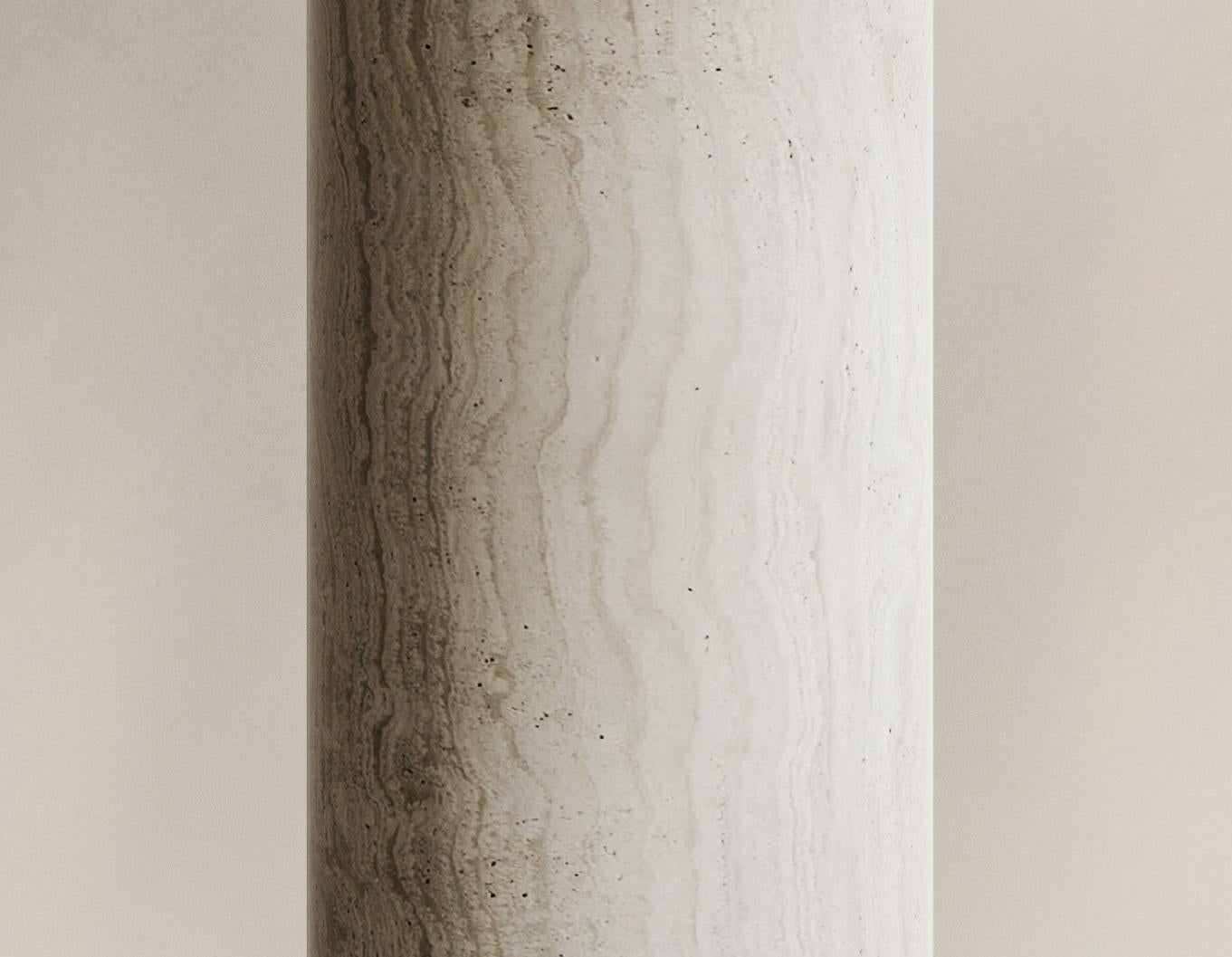 Italiano Piedistallo Portal in travertino Navona di Paloma Editions in vendita