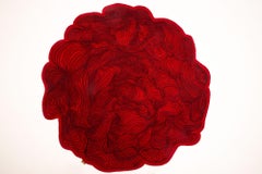 Tappeto Red Ornament Hand Tufted Portales Rug di Joan Tarragó