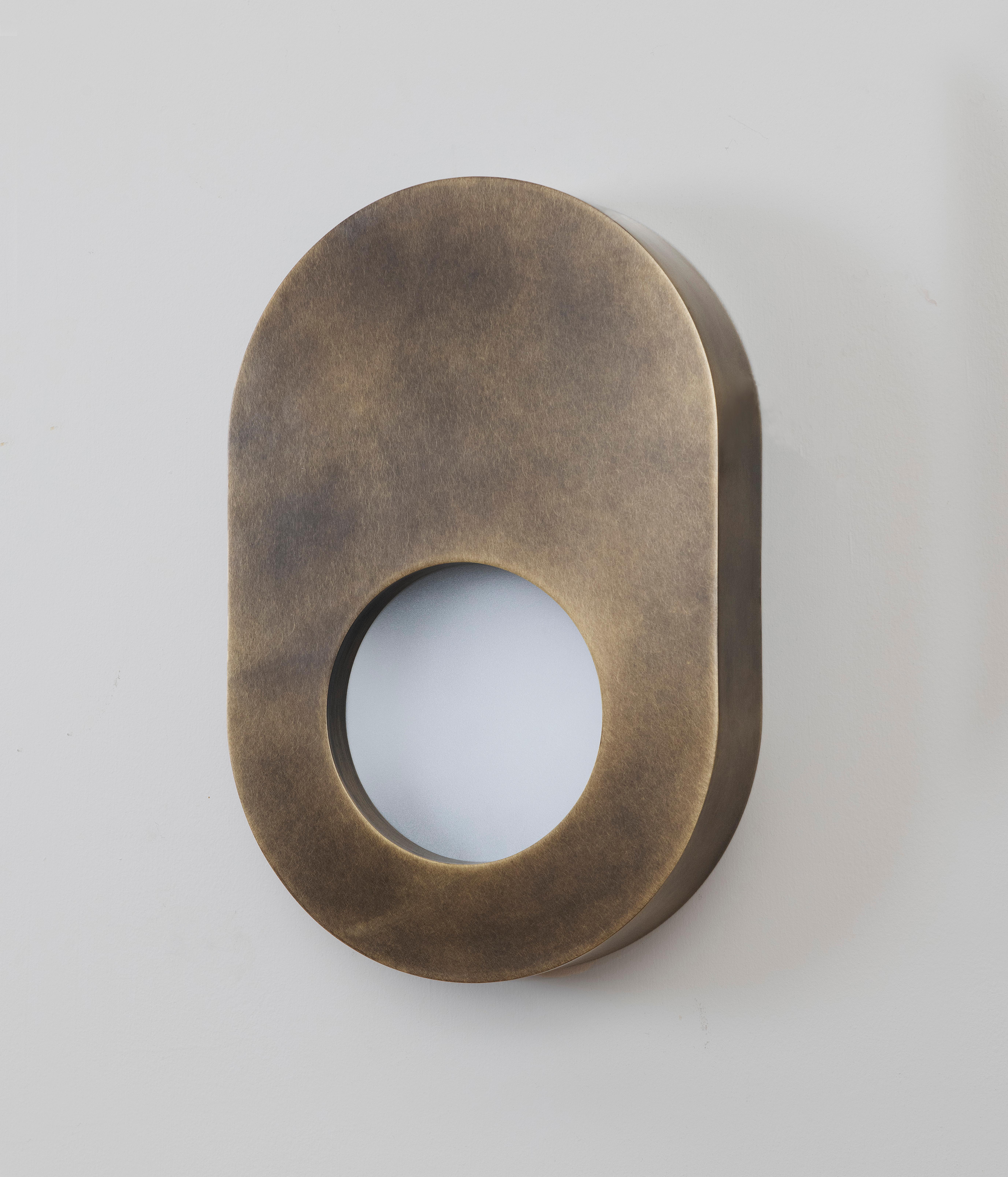 L'applique Portal est dotée d'un corps en laiton fini à la main et d'une lumière intérieure diffusée à travers un verre texturé, créant une lueur chaude et délicate. 

Cette applique est fabriquée en laiton avec une finition antique appliquée à la