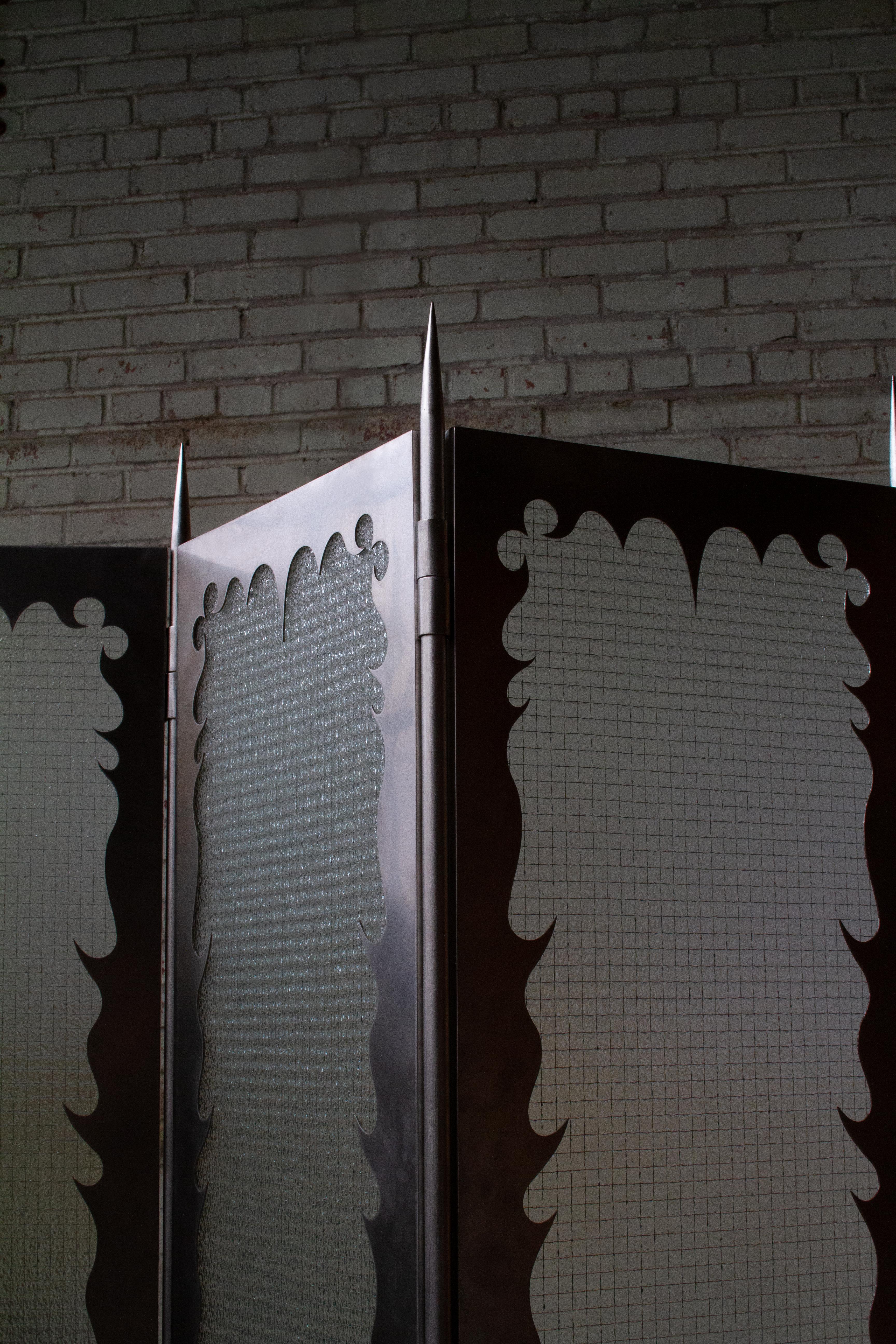 Gotico Paravento Portal - Divisorio industriale neogotico in acciaio inox e vetro per ambienti in vendita