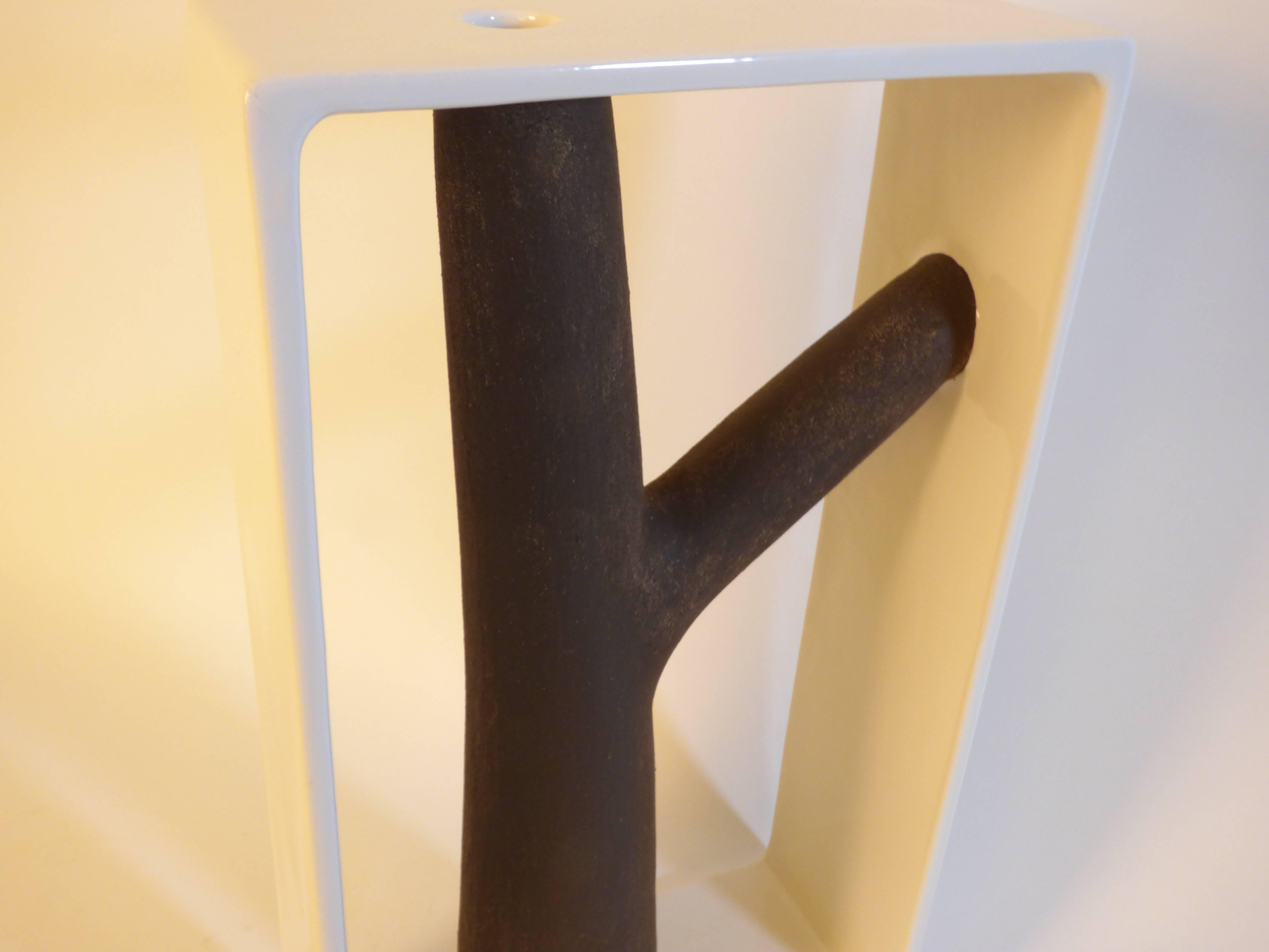 Cet élégant vase est le modèle 10 de la Collection Portali conçue par le célèbre designer et architecte italien Andrea Branzi en 2007 et produite par Superego Editions. Edition limitée à 50 pièces. Signés et numérotés.

PORTALI
Milan, juillet