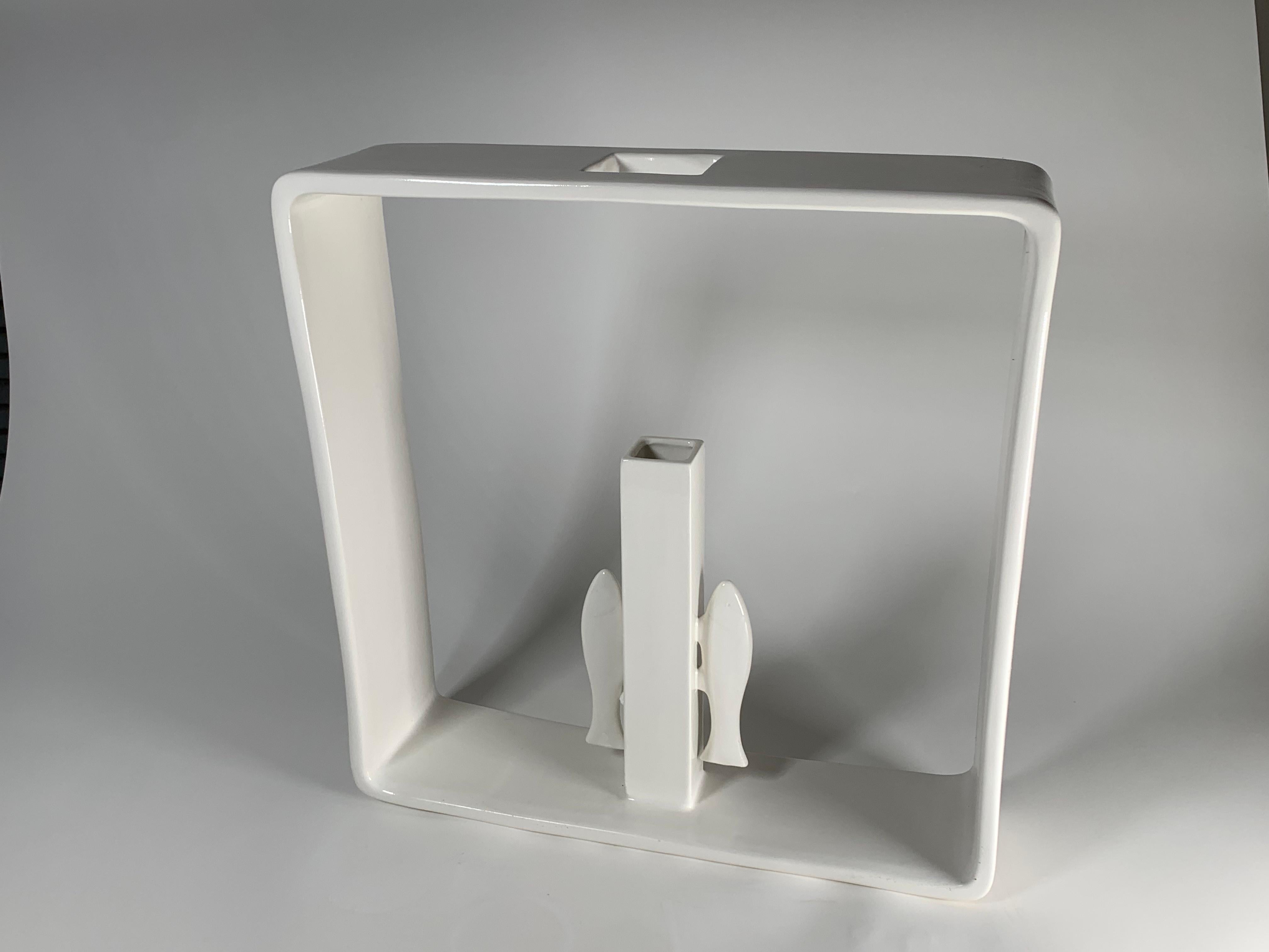 Cet élégant vase est le modèle 14 de la Collection Portali conçue par le célèbre designer et architecte italien Andrea Branzi en 2007 et produite par Superego Editions. Edition limitée à 50 pièces. Signés et numérotés.

PORTALI
Milan, juillet