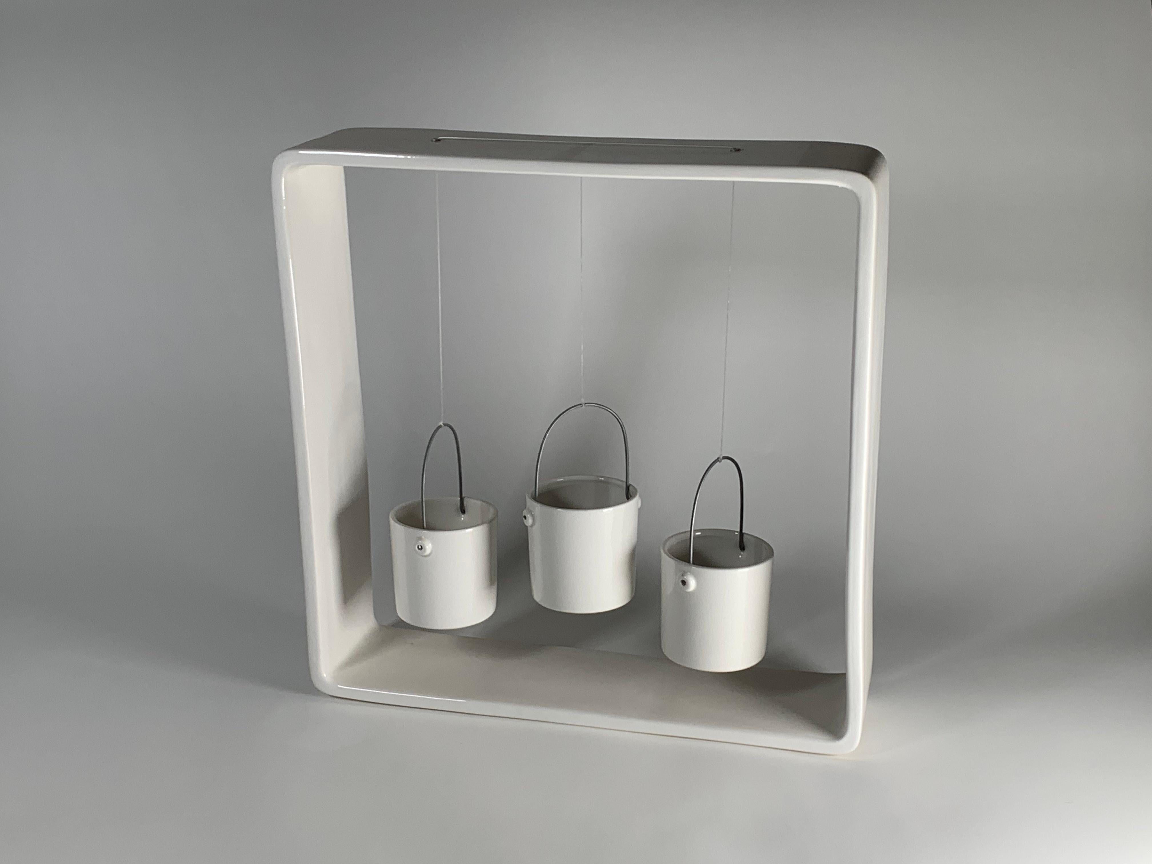 Cet élégant vase est le modèle 18 de la Collection Portali conçue par le célèbre designer et architecte italien Andrea Branzi en 2007 et produite par Superego Editions. Edition limitée à 50 pièces. Signés et numérotés.

PORTALI
Milan, juillet