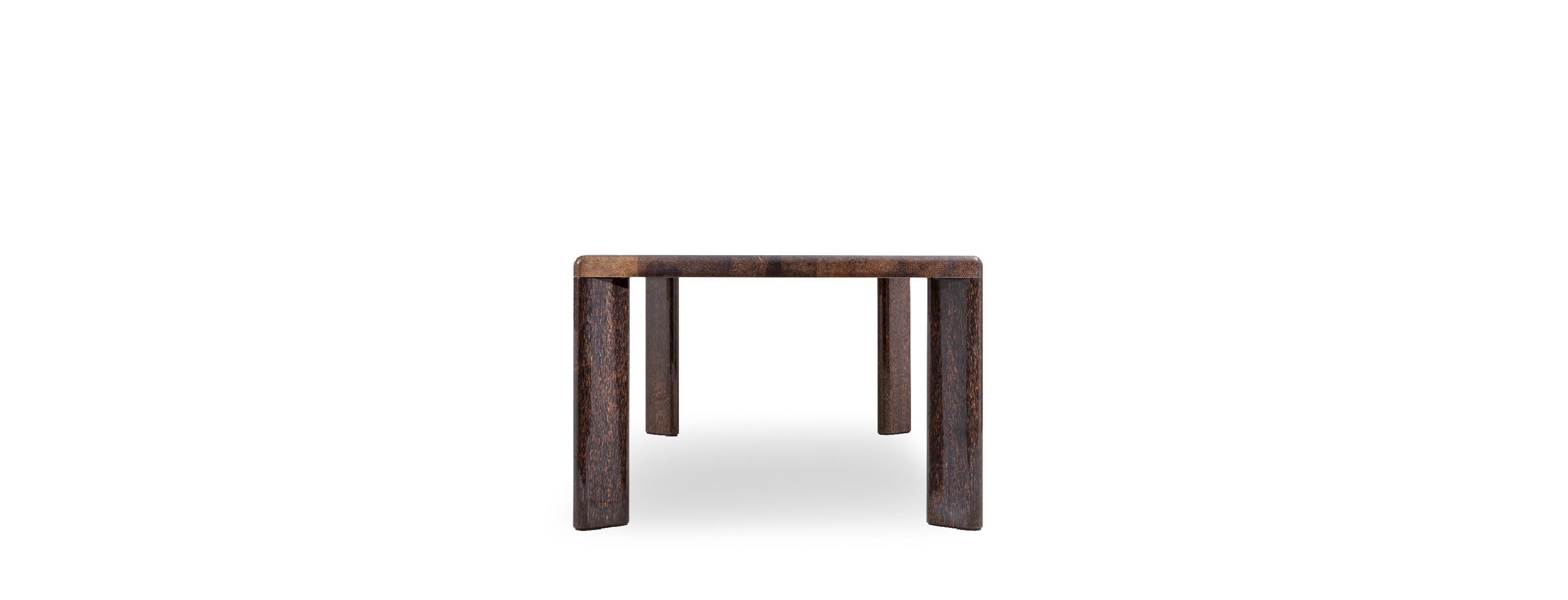 Cette table doit son nom à son design unique - ses pieds en sont la principale caractéristique. Ceux-ci jouent le rôle de protagonistes puisqu'ils sont tournés vers le centre de la table. Cela signifie que, quelle que soit la position d'où on les