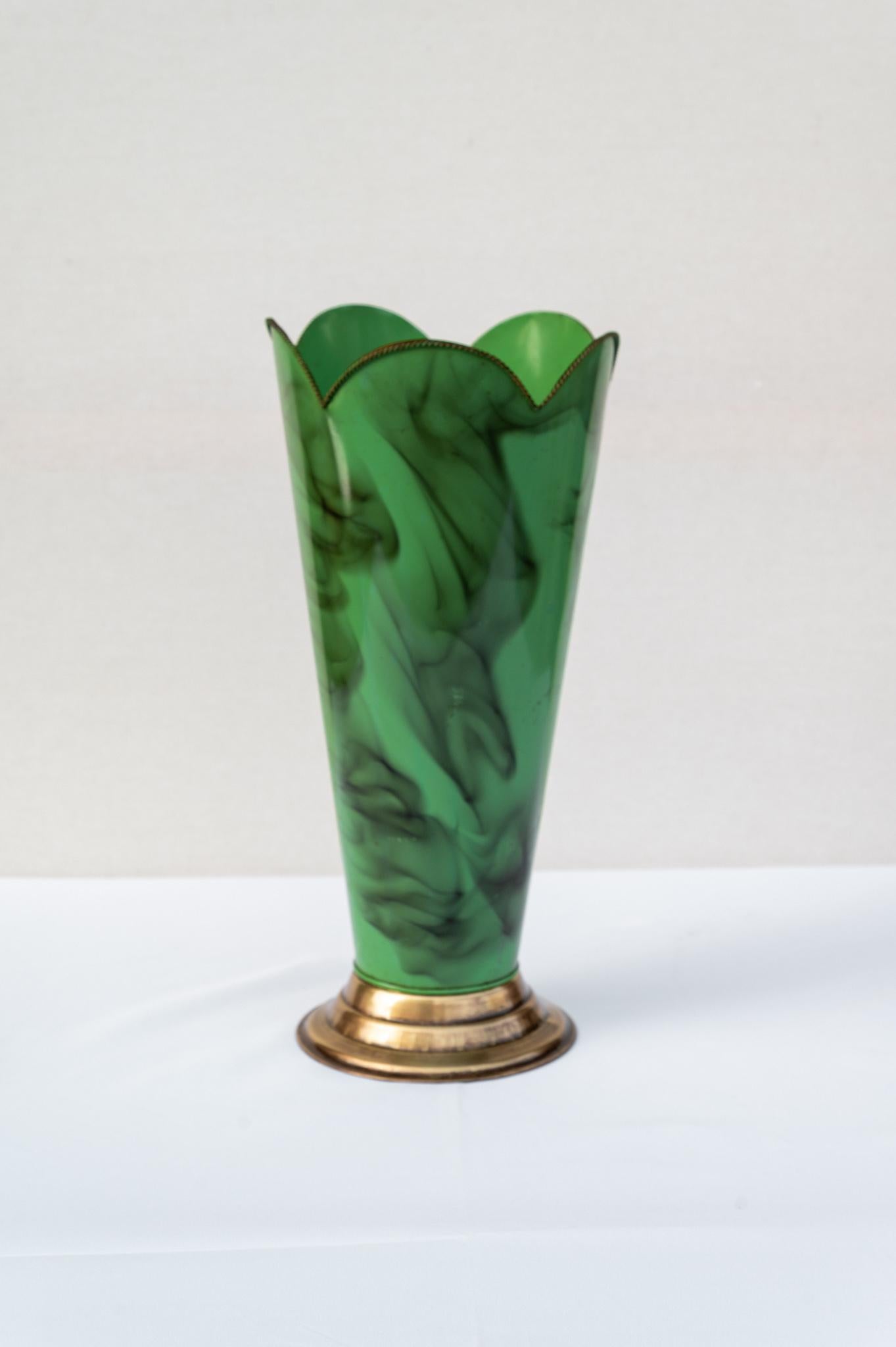 Portaombrelli a forma conica, Made in Italy, Anni '50.
Portaombrelli in metallo con effetti verdi e sfumature nere effetto nuvola nera. La base è in ottone. All'interno del portaombrelli è presente un recipiente in plastica per la raccolta