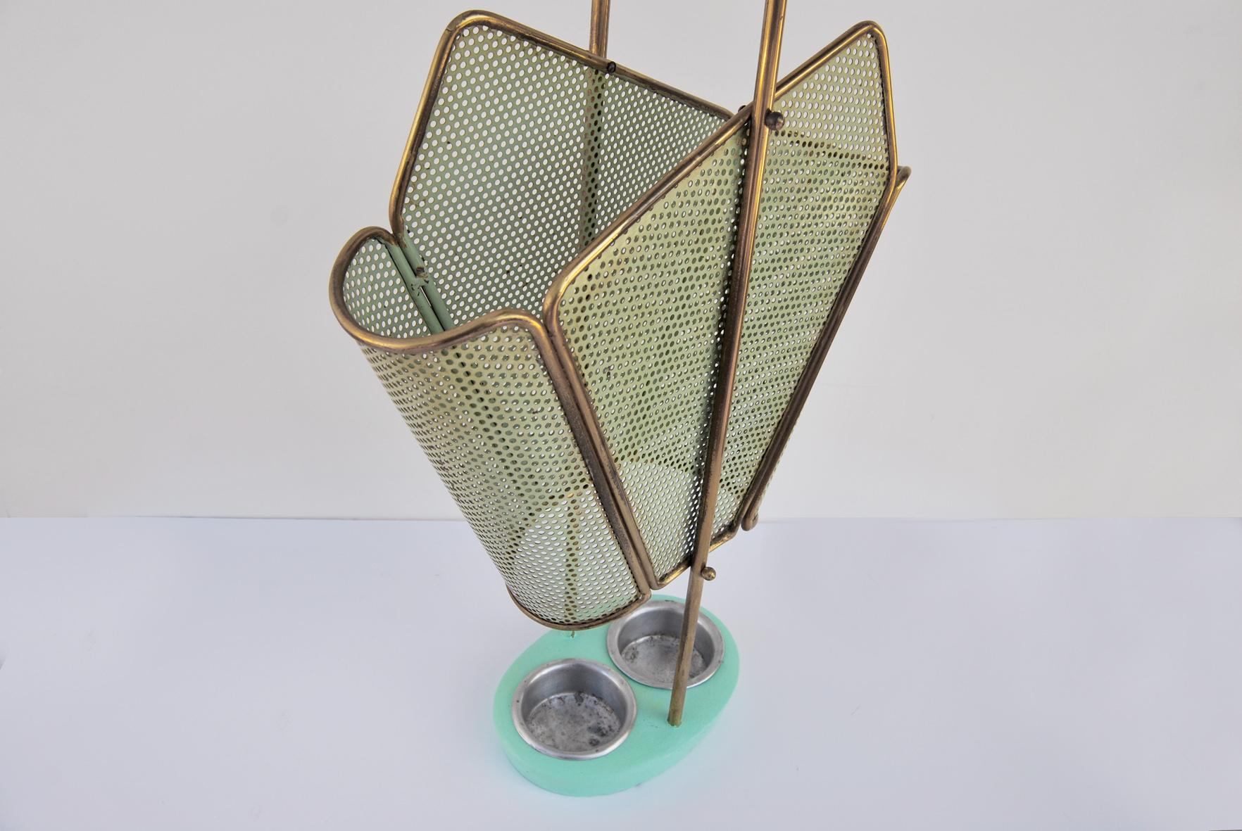 Portaombrelli Anni '50 di Mathieu Matégot, Francia. 
Elegantissimo portaombrelli Anni '50 è stato progettato dal Designer Mathieu Matégot. La caratteristica è una rete metallica perforata laccata verde pastello. La base è in ghisa con un'eleganti