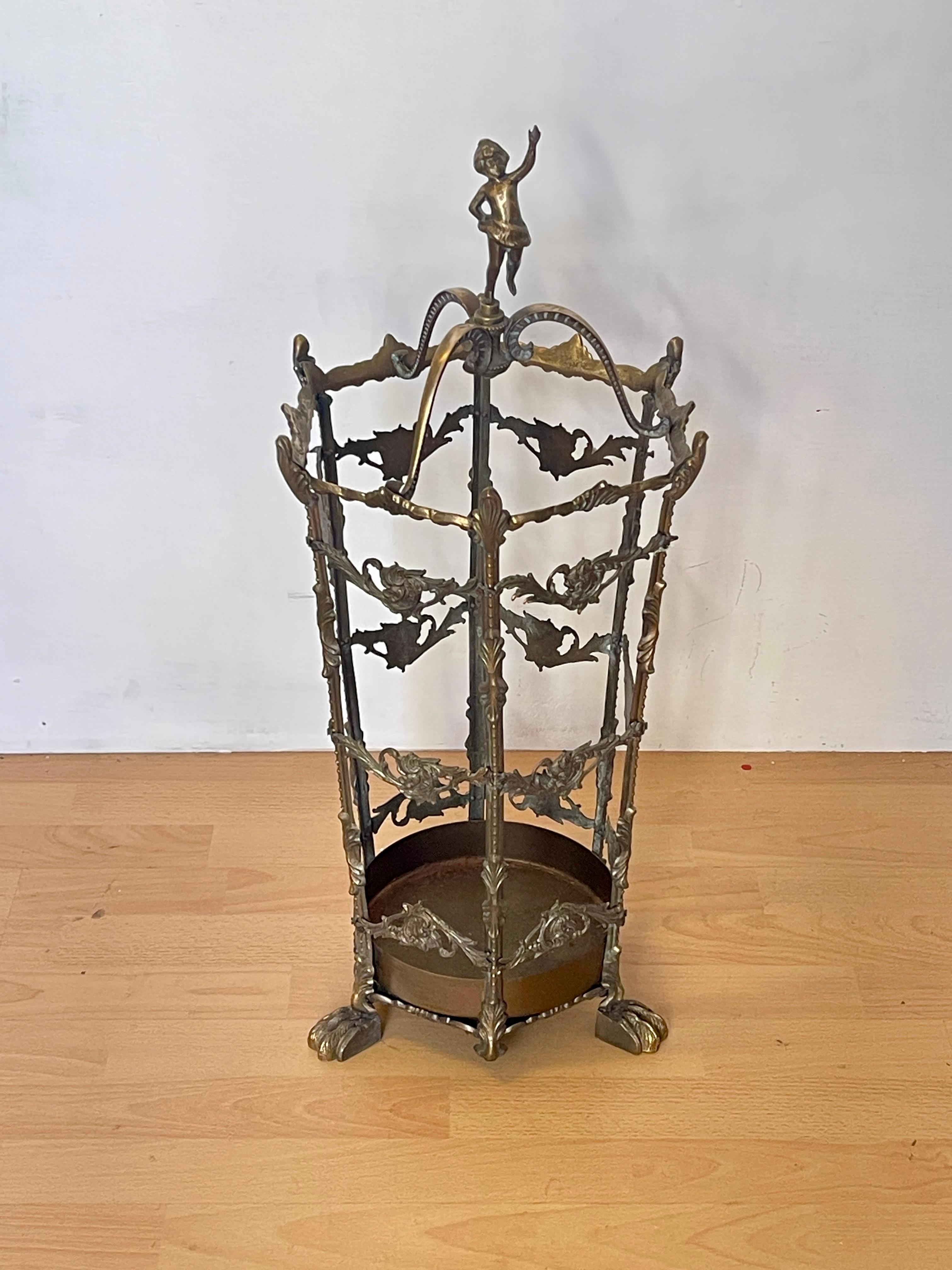 Antique Brass Umbrella Stand with Decorative Figure - Art Nouveau Style In Excellent Condition For Sale In Cantù, IT