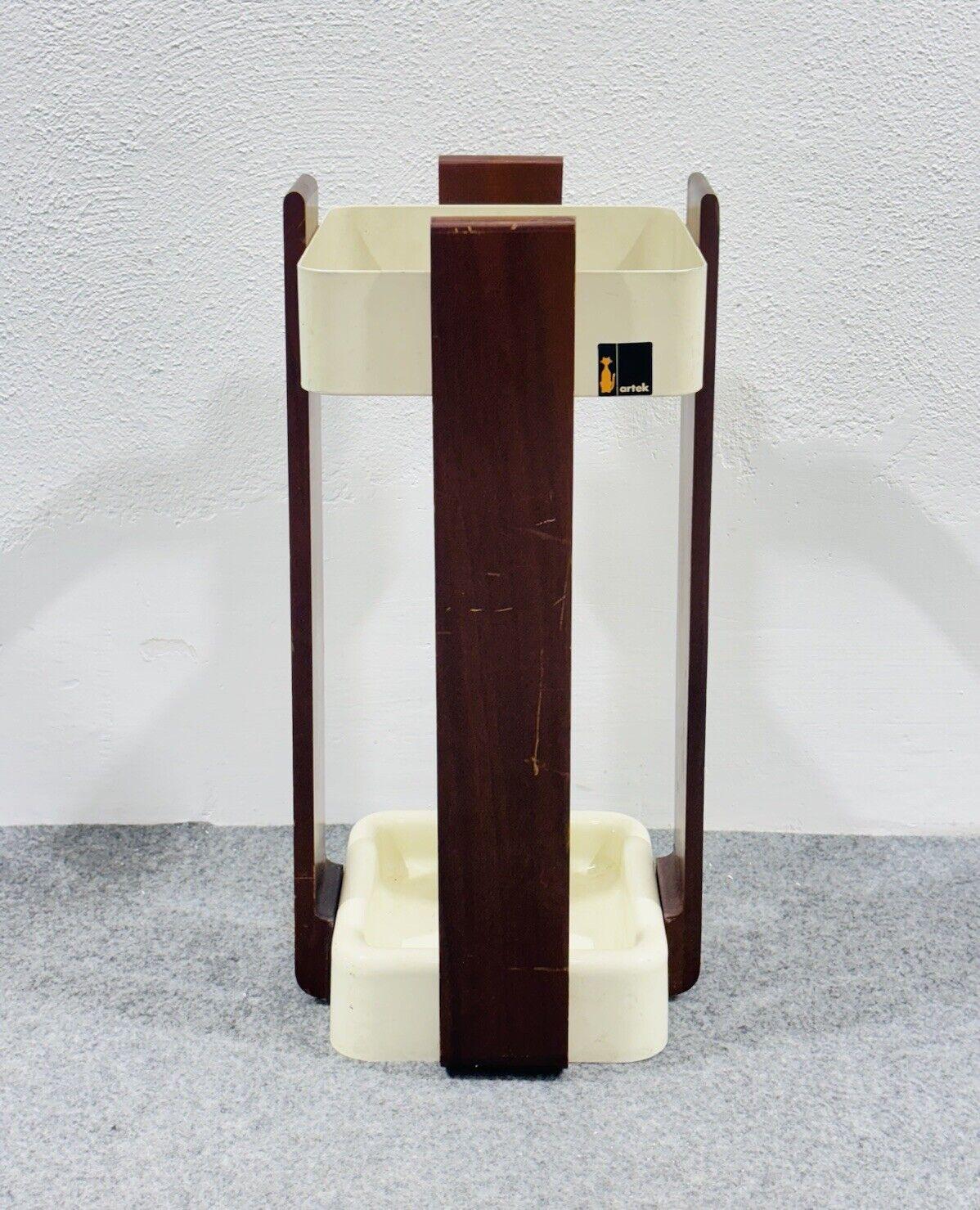 Artek umbrella stand designed by Alvar Aalto in the 1970s.

All-wood frame, ABS bottom.

The item is in good conservative condition, there are no major cosmetic or structural defects to report, just slight and obvious signs of time due to use and
