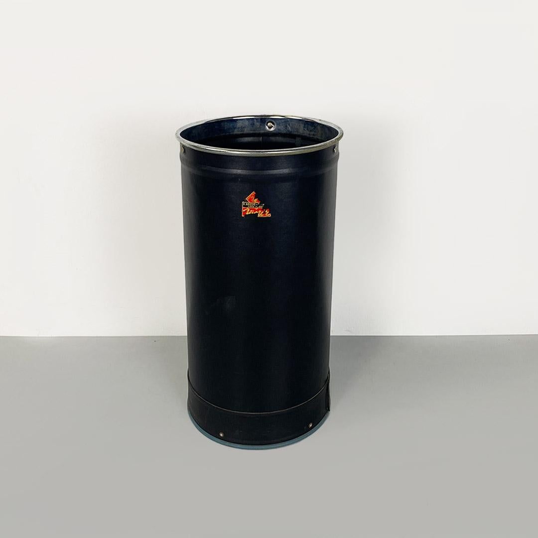 Bin with metal frame, aluminum profiles, covered completely in black plastic.
The container can be used as an object holder, basket or umbrella holder.
Manufactured and marked Victor, dating from ca. 1960.
Good conditions.
Measurements in cm