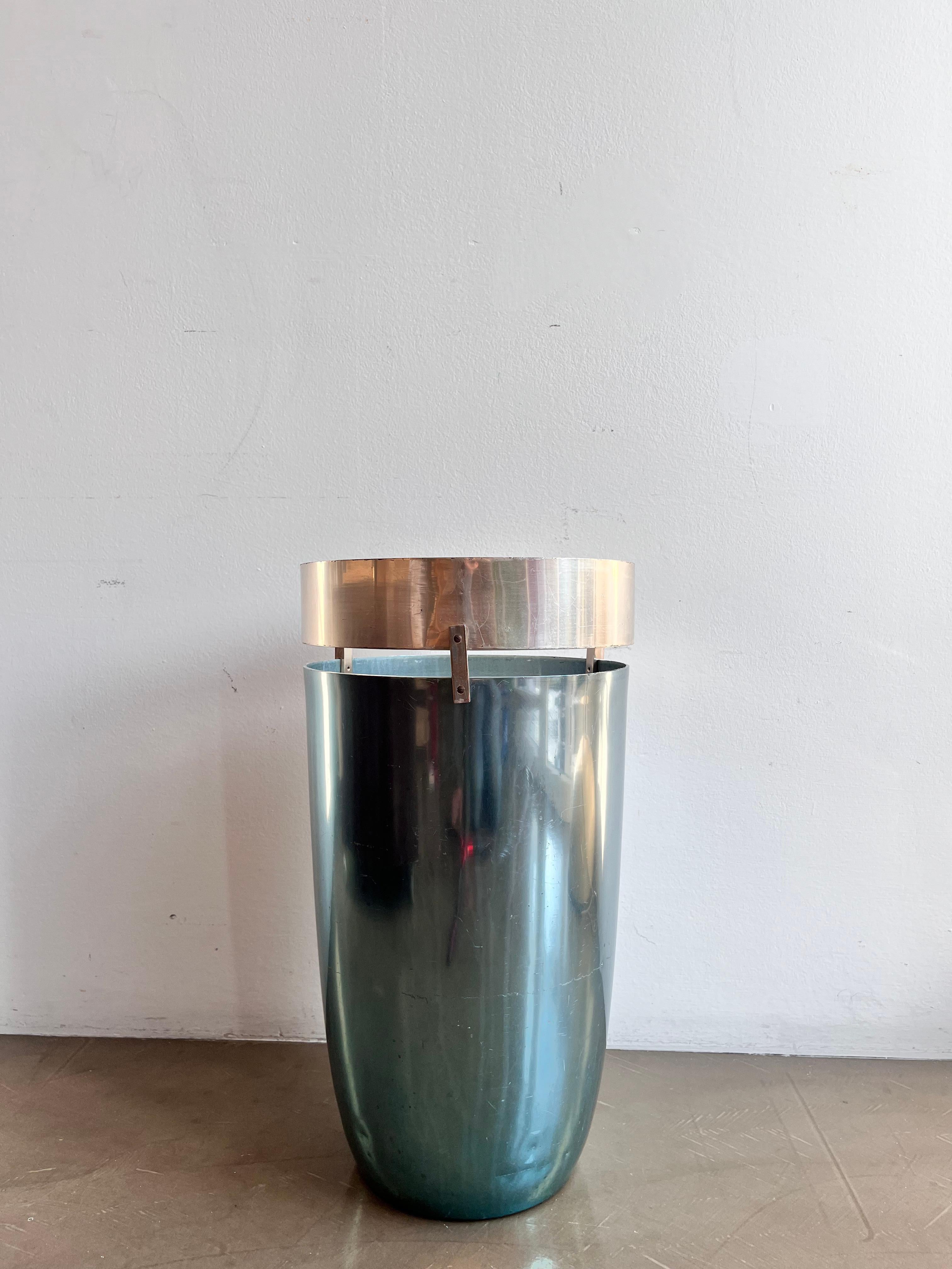 Anodized aluminum umbrella stand designed by Ettore Sottsass, a masterpiece of Italian design. Elegant, functional and perfect for modern environments or design collections.

Anodized aluminum umbrella stand designed by Ettore Sottsass, one of the