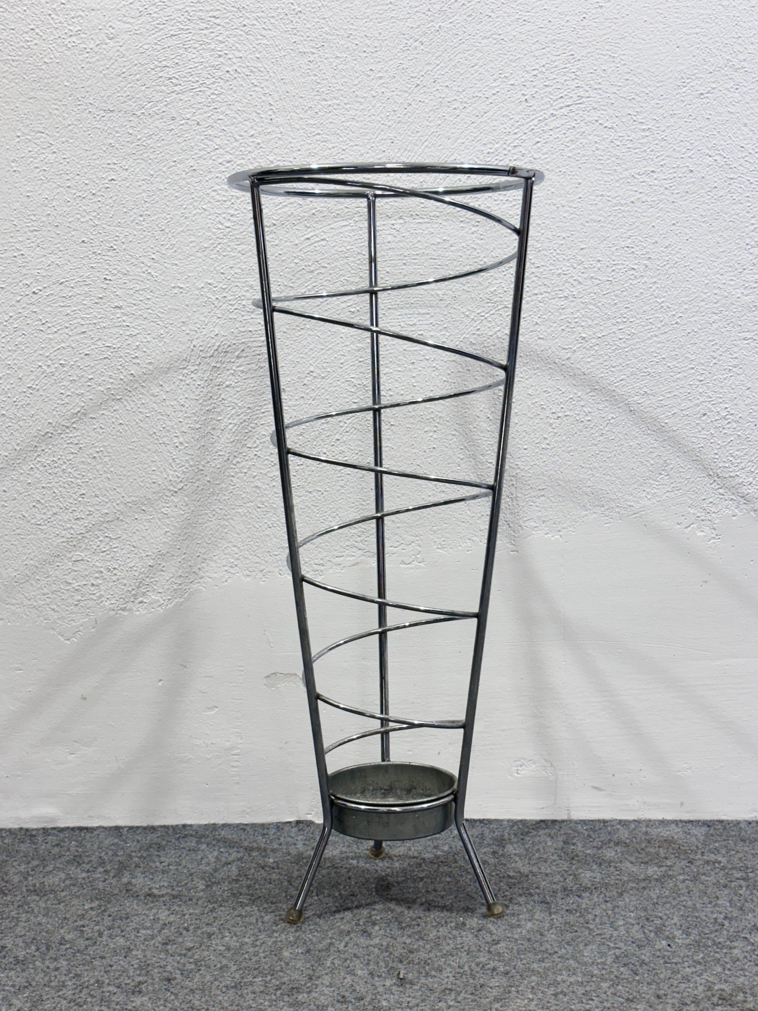 Porte-parapluie en acier chromé avec décoration en spirale.


Cadre en acier chromé, article en bon état de conservation, aucun défaut structurel ou esthétique à signaler. (Voir photo)


Mesures :

- hauteur 64 cm

- diamètre 27 cm
