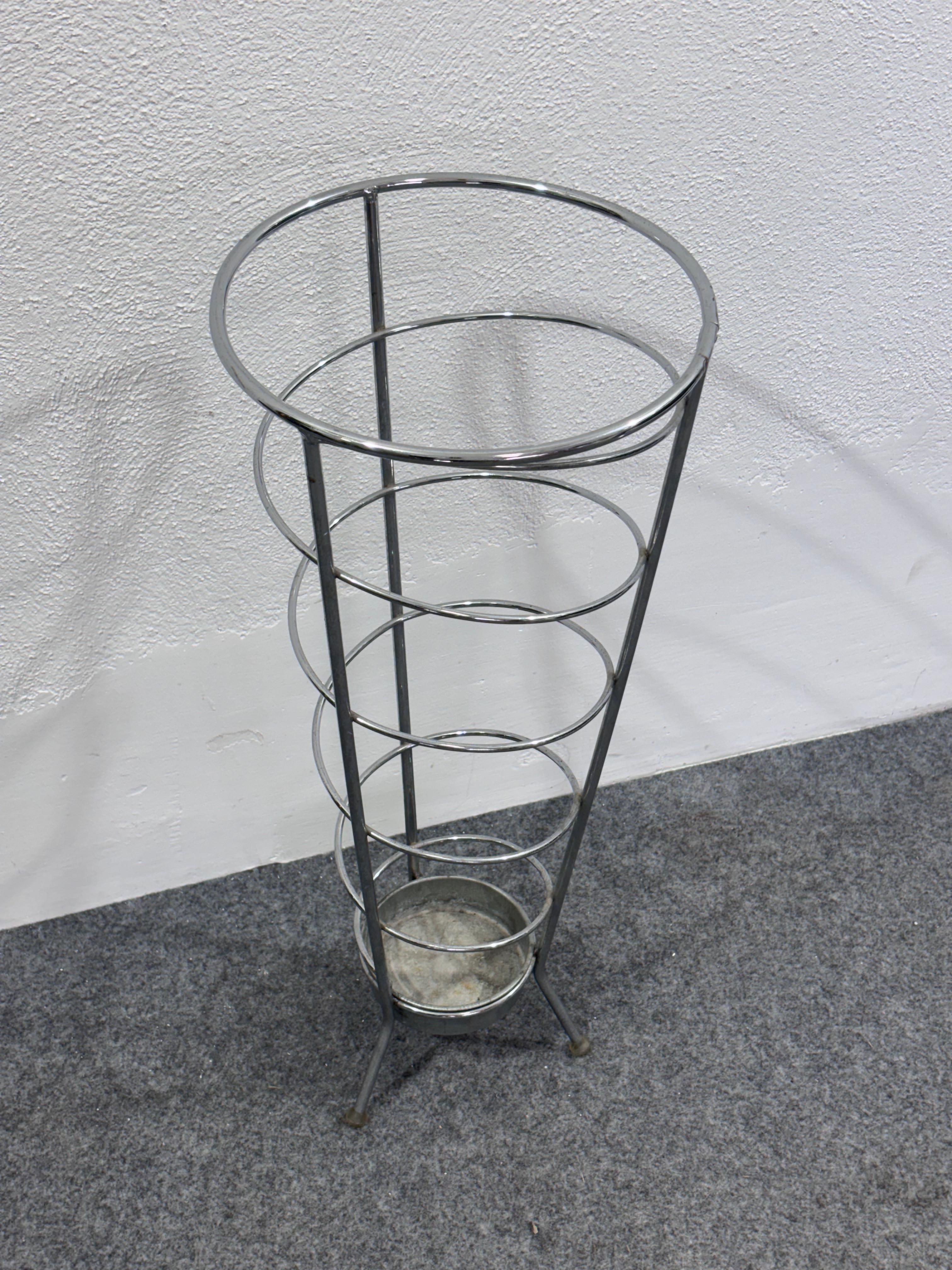 Late 20th Century Porte-parapluie en acier chromé avec décoration en spirale en vente