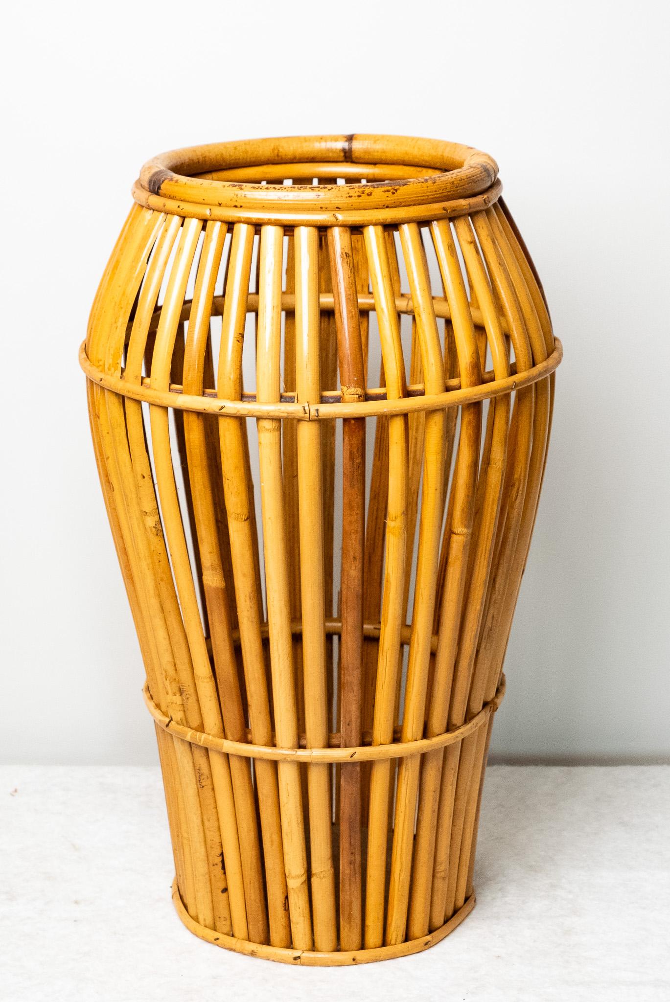 Portaombrelli in bambù, Made in Italy, Anni '50. 
Portaombrelli Italiano in bambù con una forma particolare che caratterizza l'oggetto. 
E' in perfette condizioni. Mantiene la patina del periodo. 
Il prezzo della spedizione si intende per il