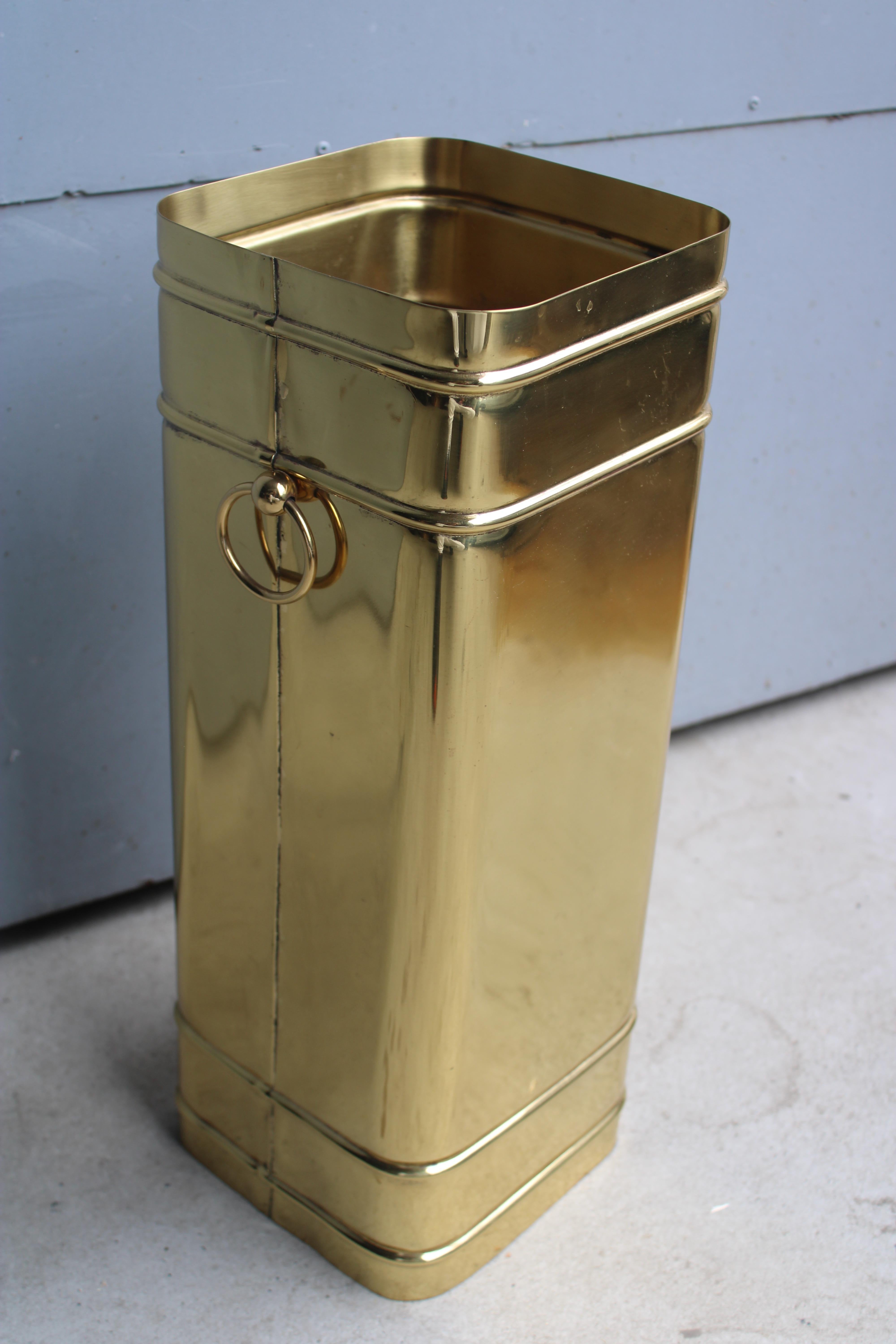 Portaombrelli in solido ottone di forma quadrata con anelli per manici.