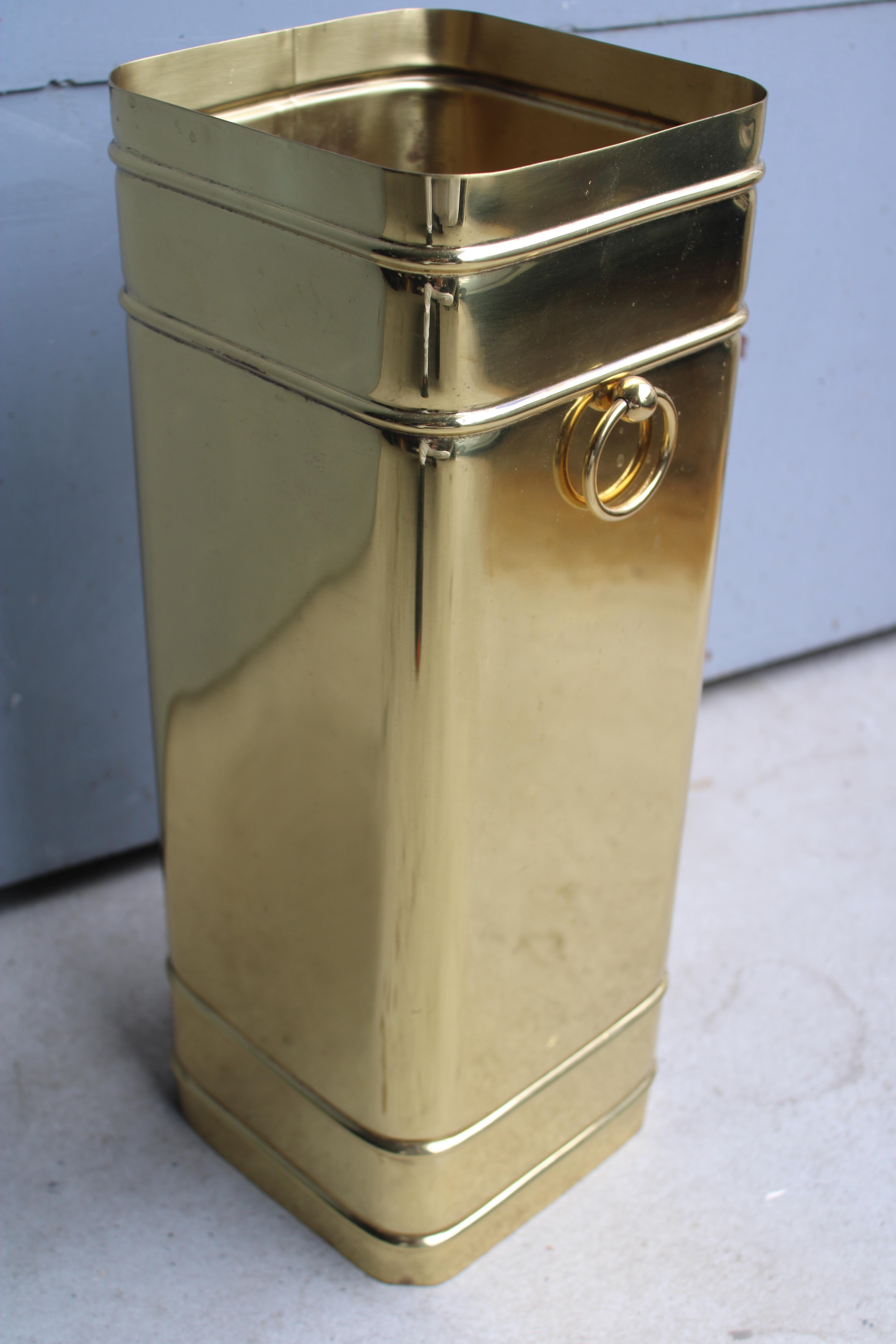 Mid-Century Modern Portaombrelli in solido ottone di forma quadrata moderna con anelli Italia 1950 en vente