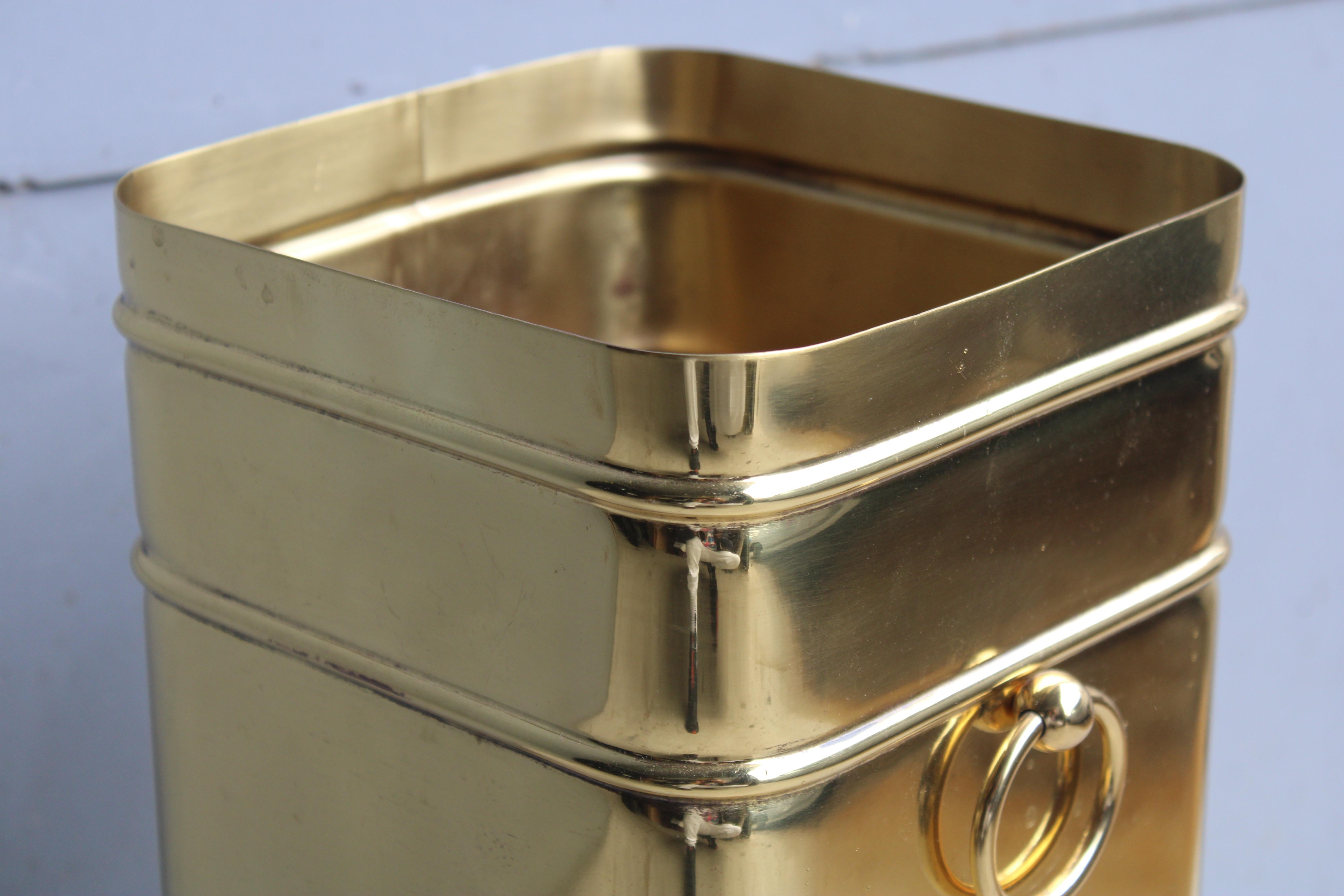 italien Portaombrelli in solido ottone di forma quadrata moderna con anelli Italia 1950 en vente