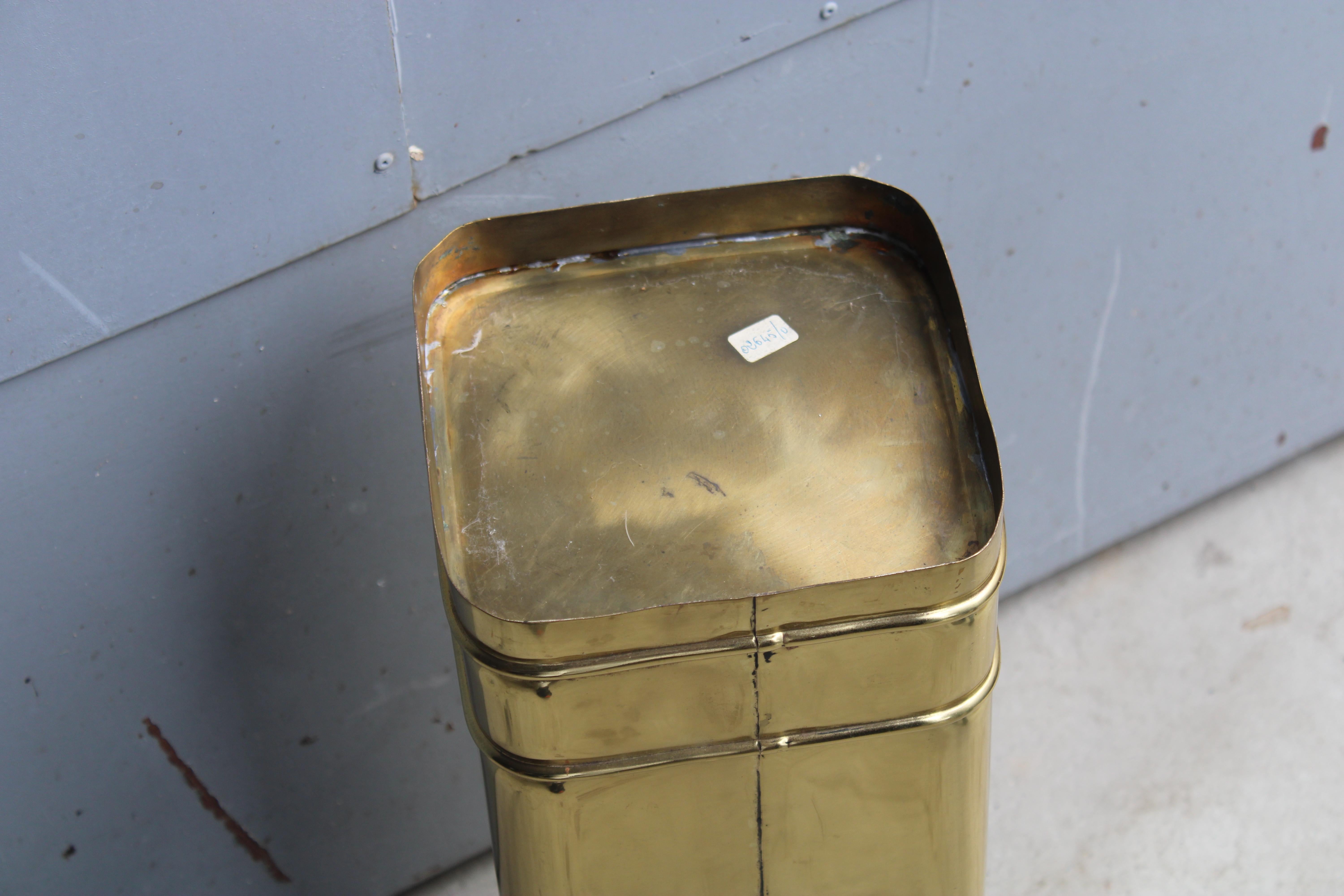 Laiton Portaombrelli in solido ottone di forma quadrata moderna con anelli Italia 1950 en vente