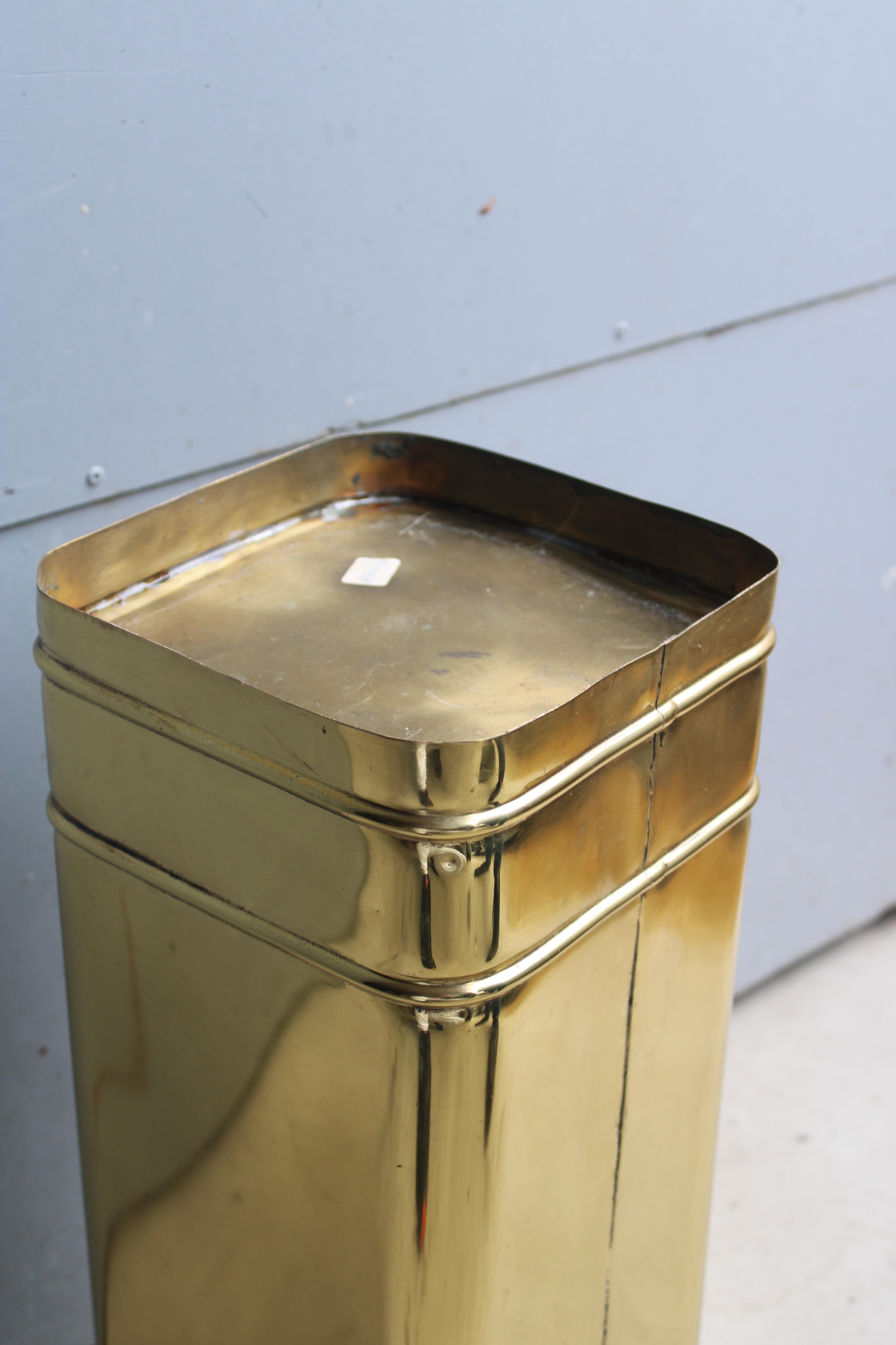 Portaombrelli in solido ottone di forma quadrata moderna con anelli Italia 1950 en vente 1