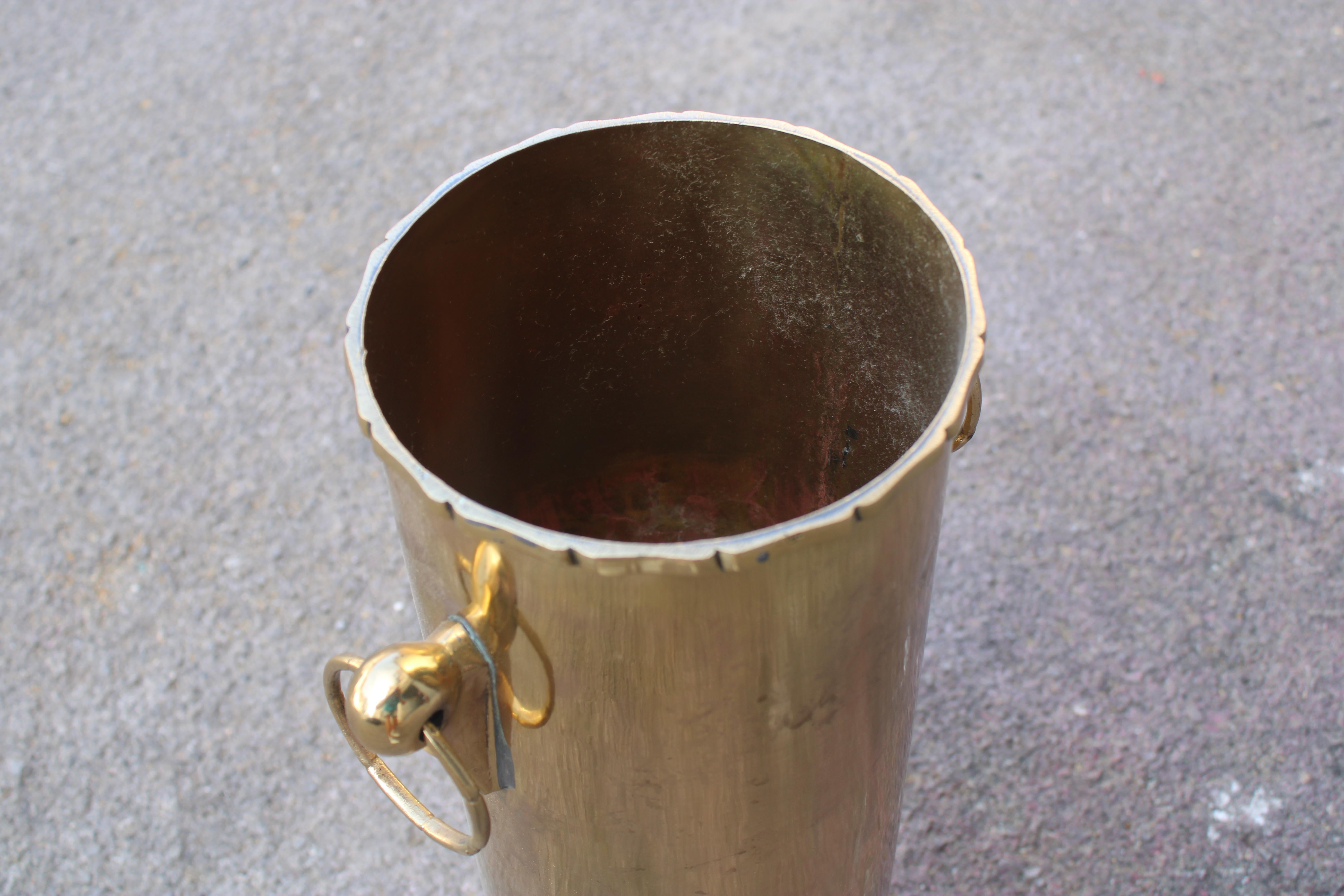 Portaombrelli in solido ottone Italiano 1950 circolare con manici in vendita 4